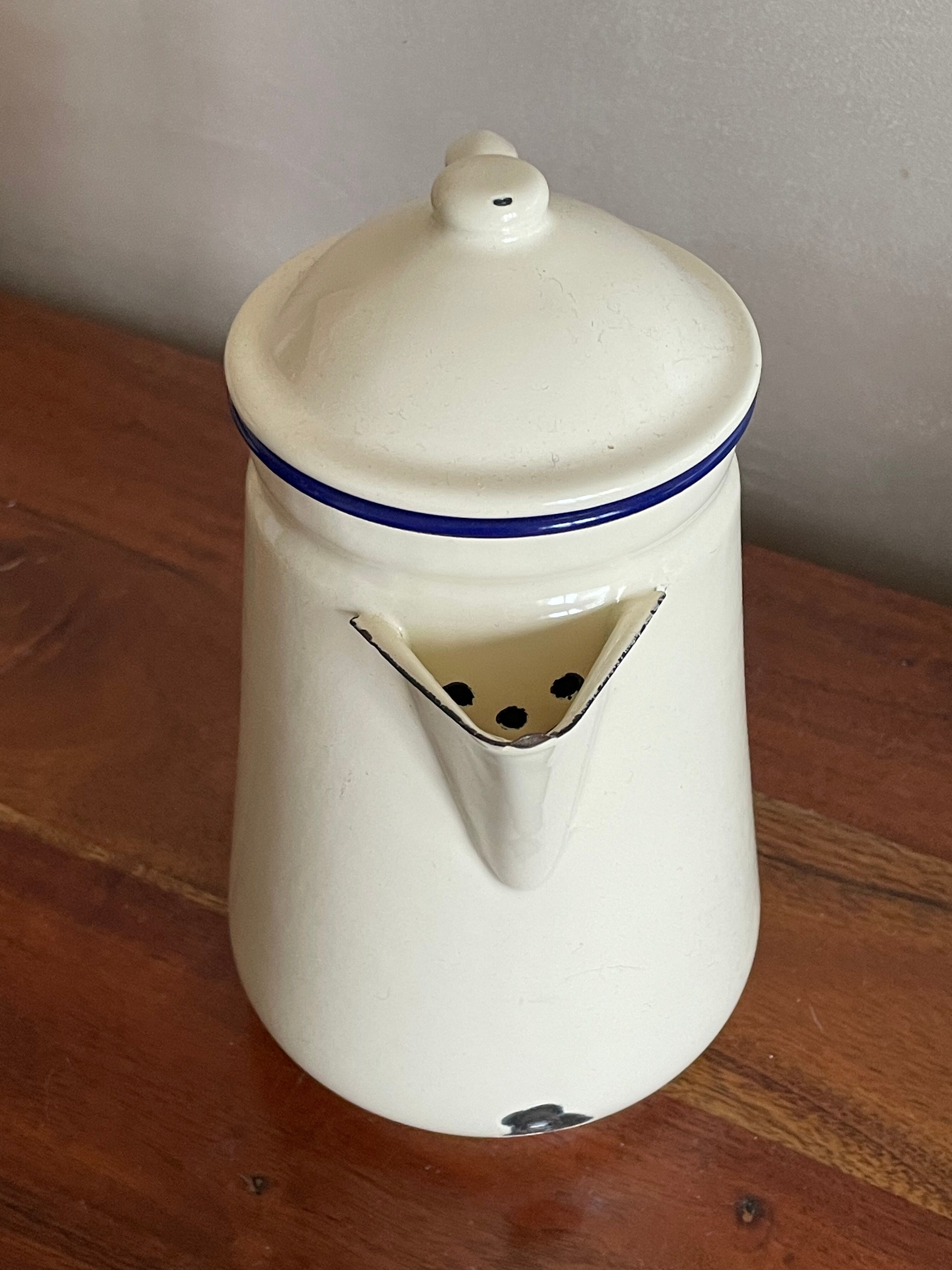 Enamelled sheet metal pourer