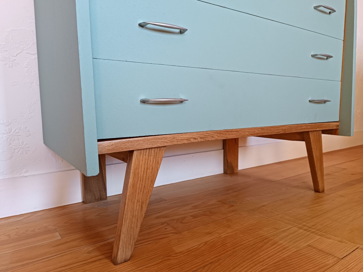 Commode pieds compas