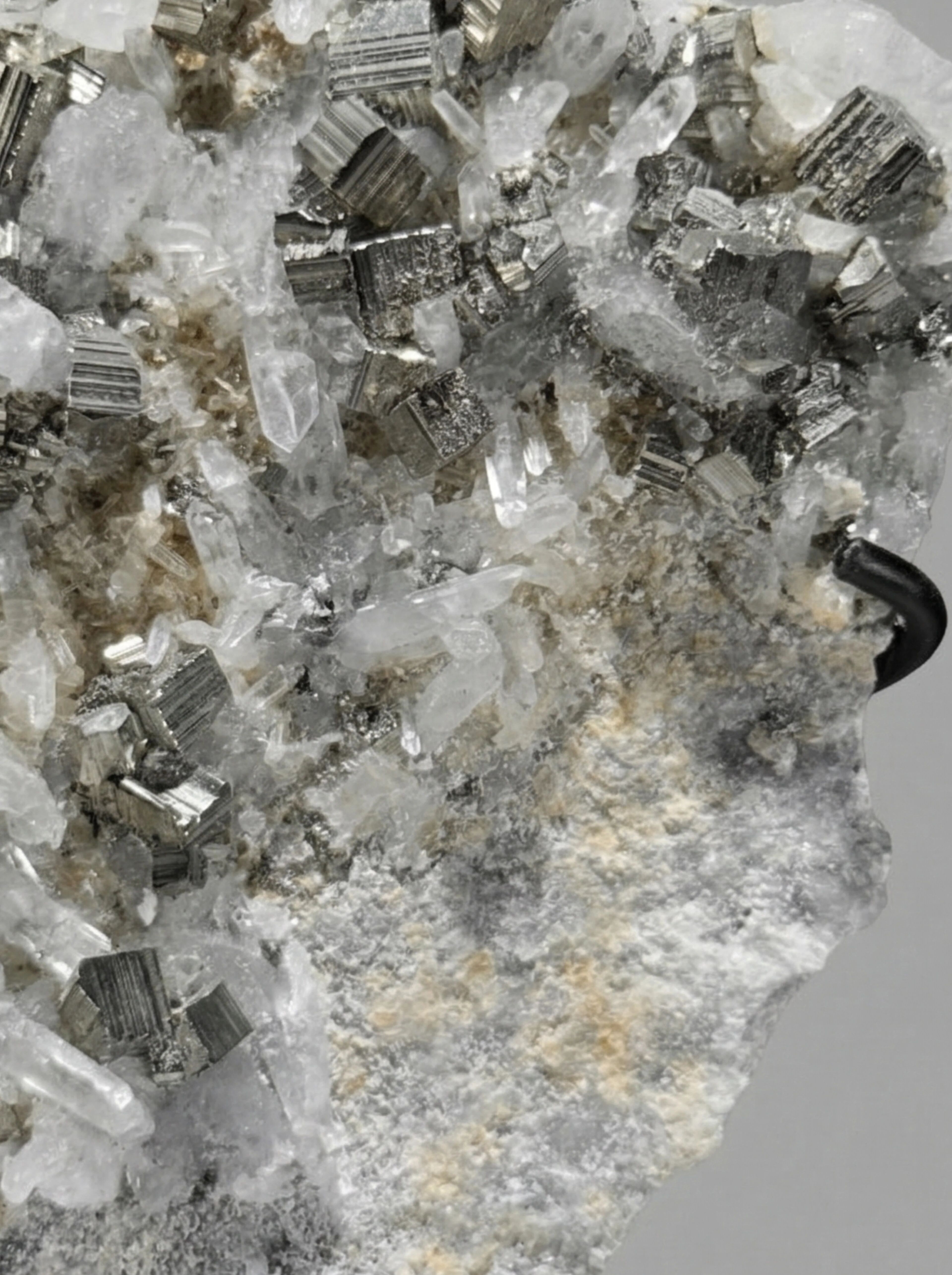 Duo pyrite & quartz cristallin — sculptures minérales sur socles