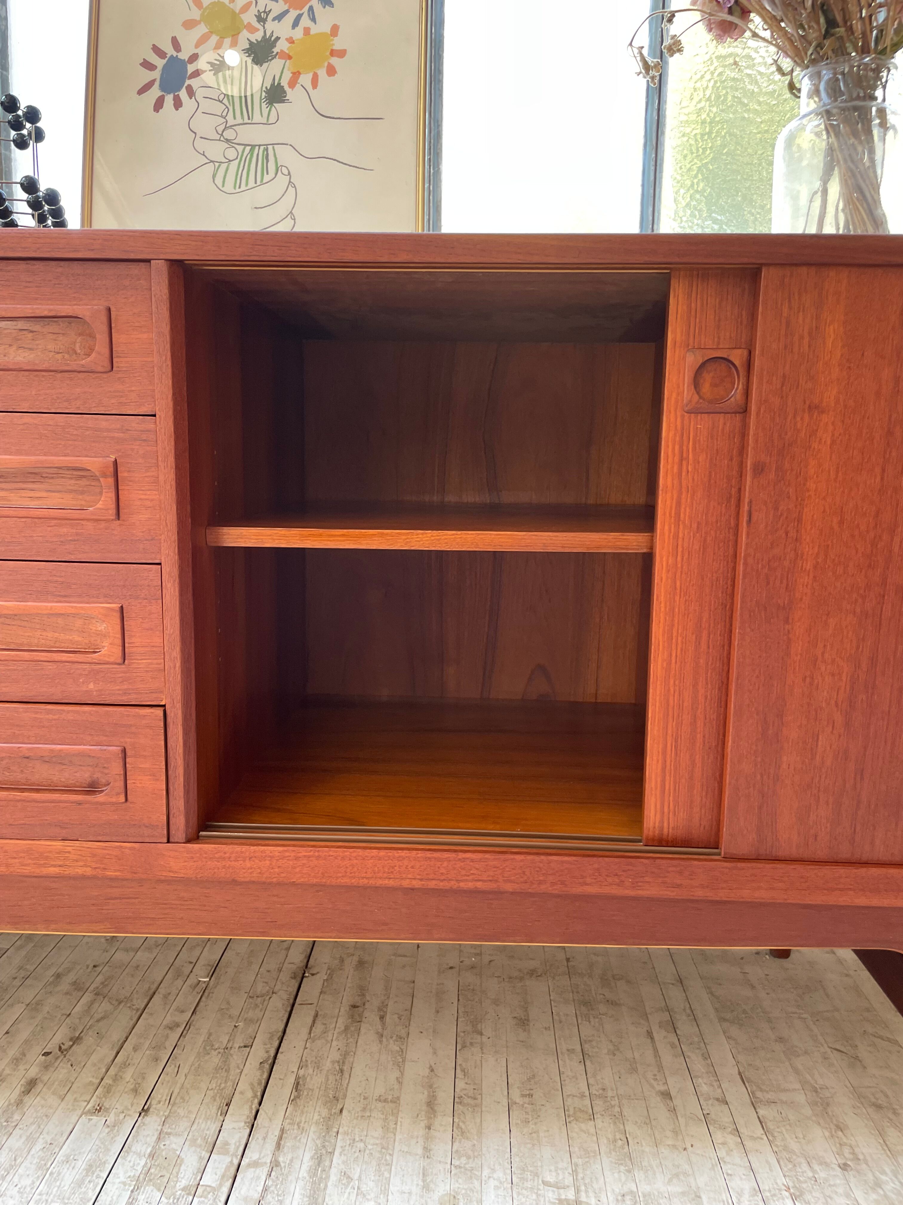 Teak row Johannes Andersen Samcom