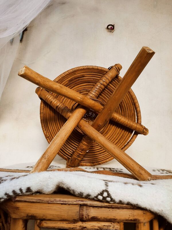 Coupelle éthnique sur pieds croisés