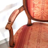 Paire de fauteuils cabriolets style louis xvi médaillon
