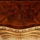 Majestueuse commode galbée style Régence en marqueterie de bois de rose et palissandre
