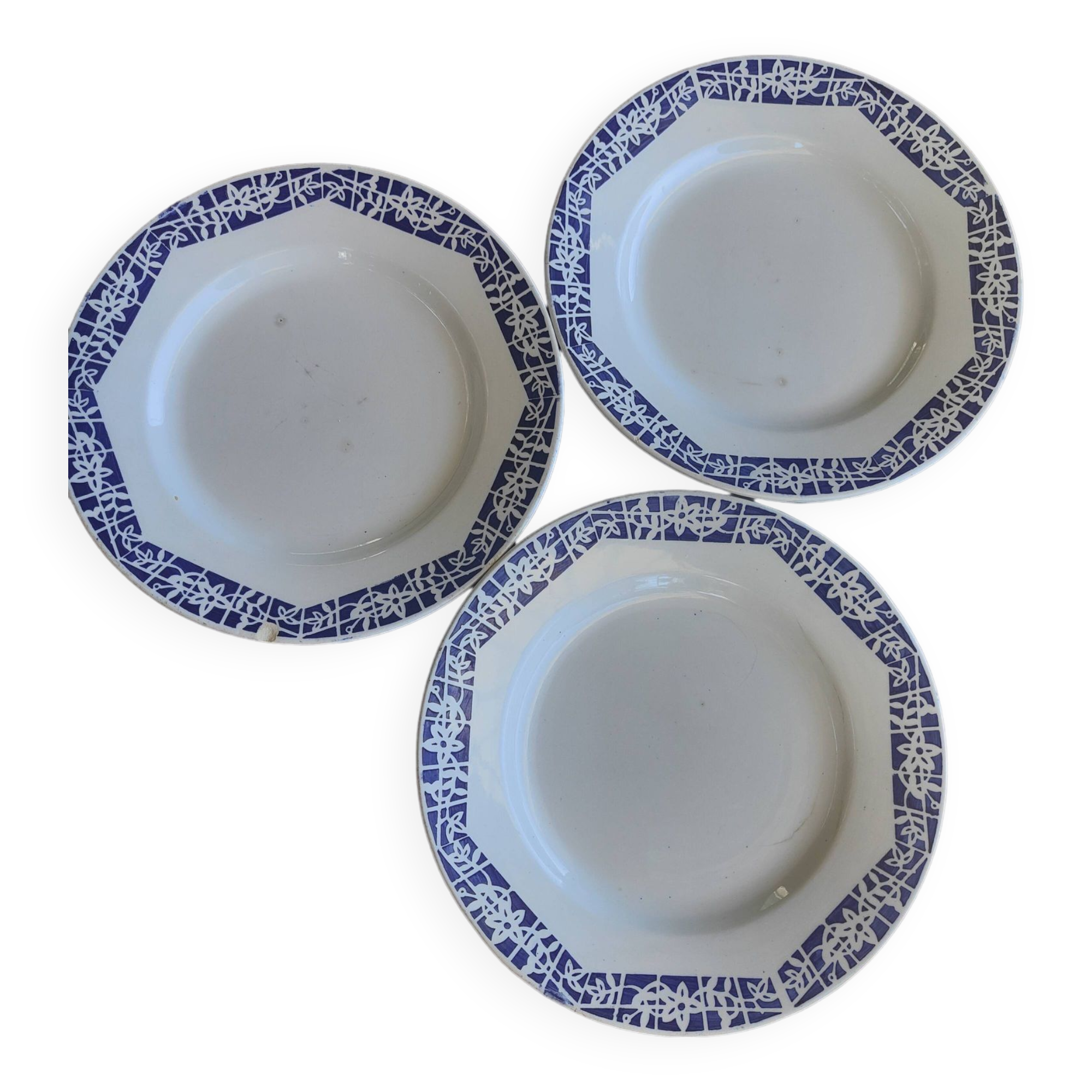 Set of 3 iron earth flat plates Faïencerie Niderviller. Blue and white “Art Deco” decor.
