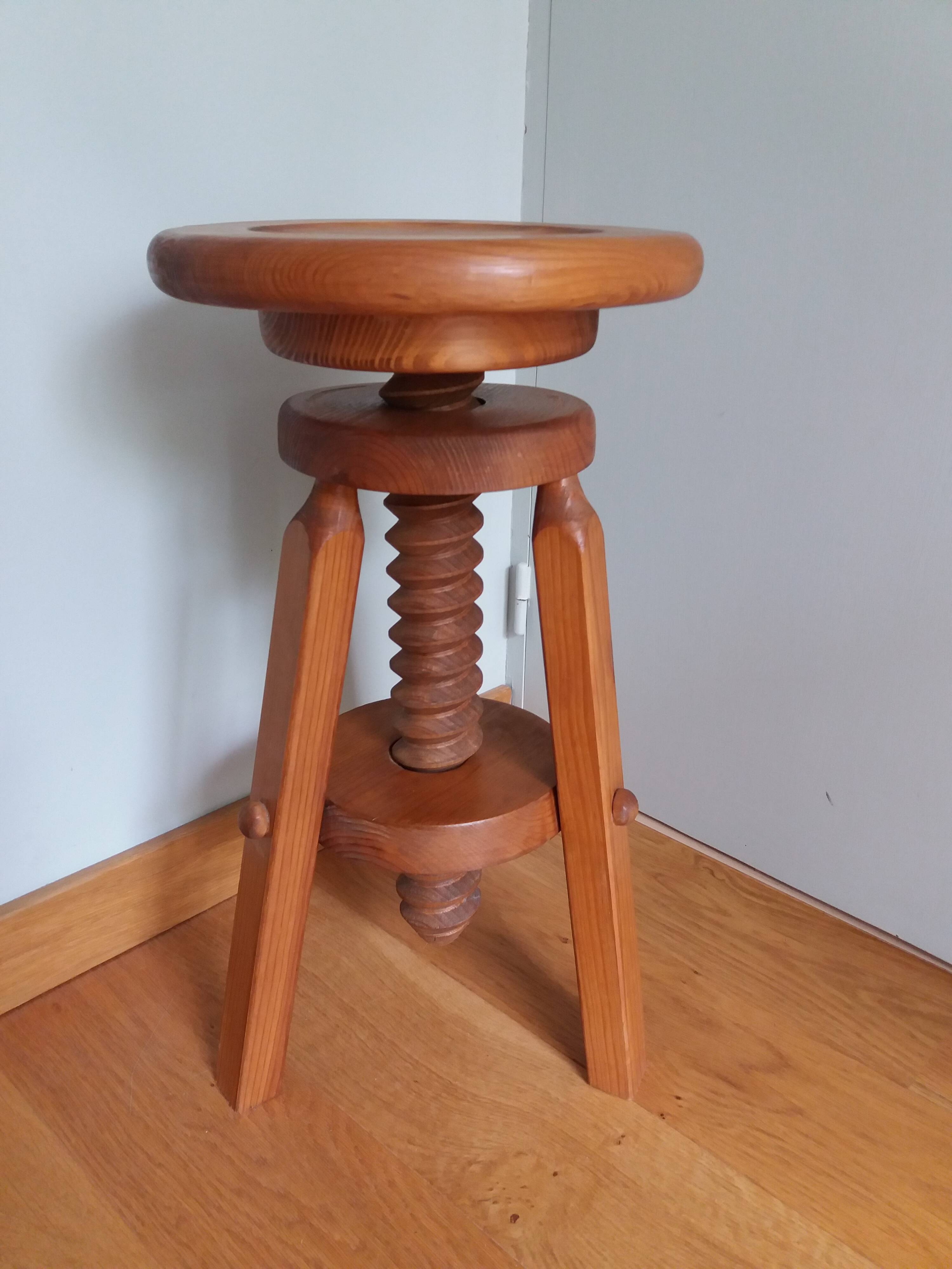 Tripod screw stool