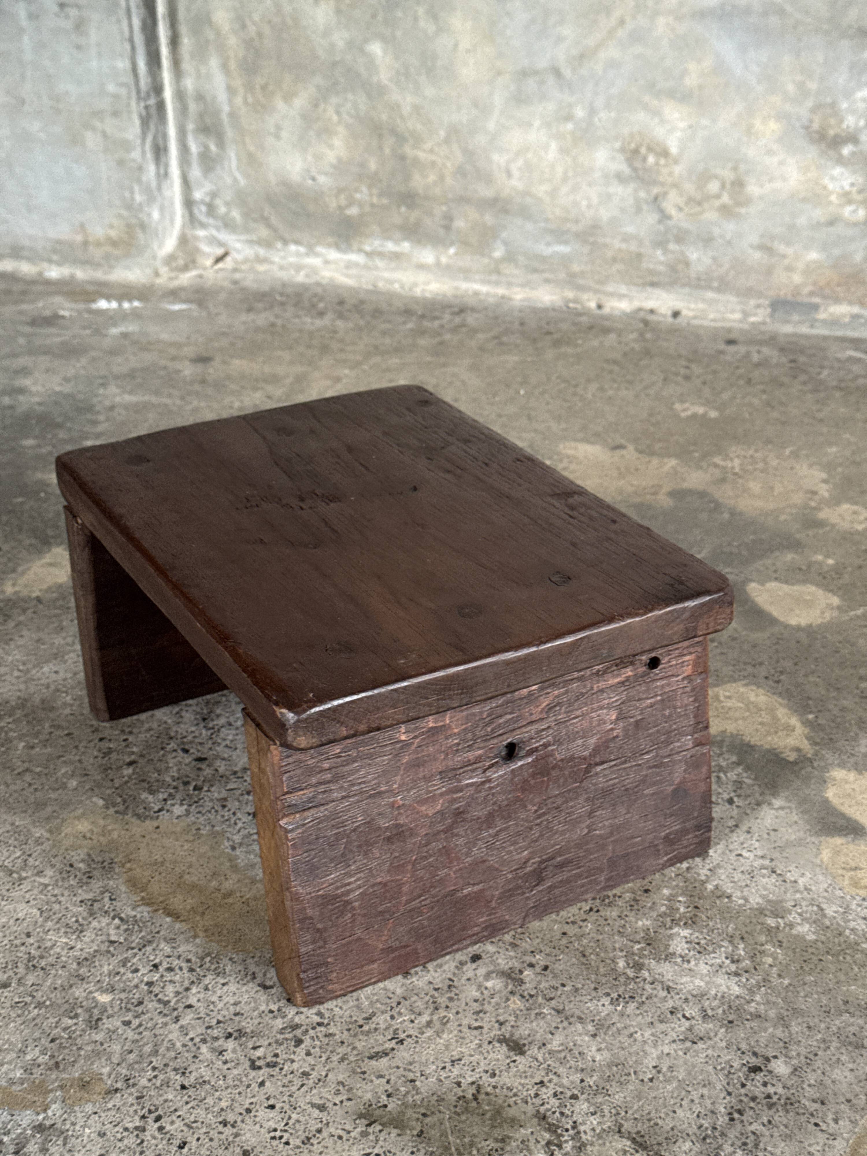 Small auxiliary stool in upcycled teak with traces of green chrome on the leg.