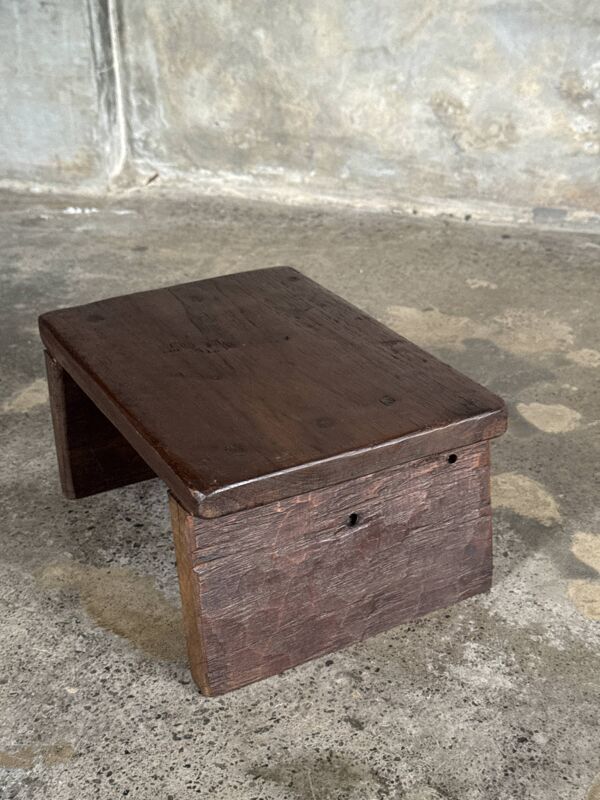 Petit tabouret d'appoint en teck upcyclé traces de chromie verte pied