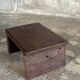 Petit tabouret d'appoint en teck upcyclé traces de chromie verte pied