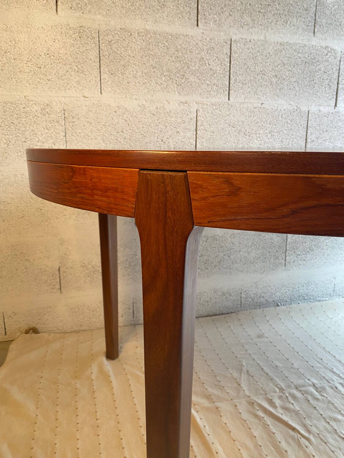 Scandinavian round table