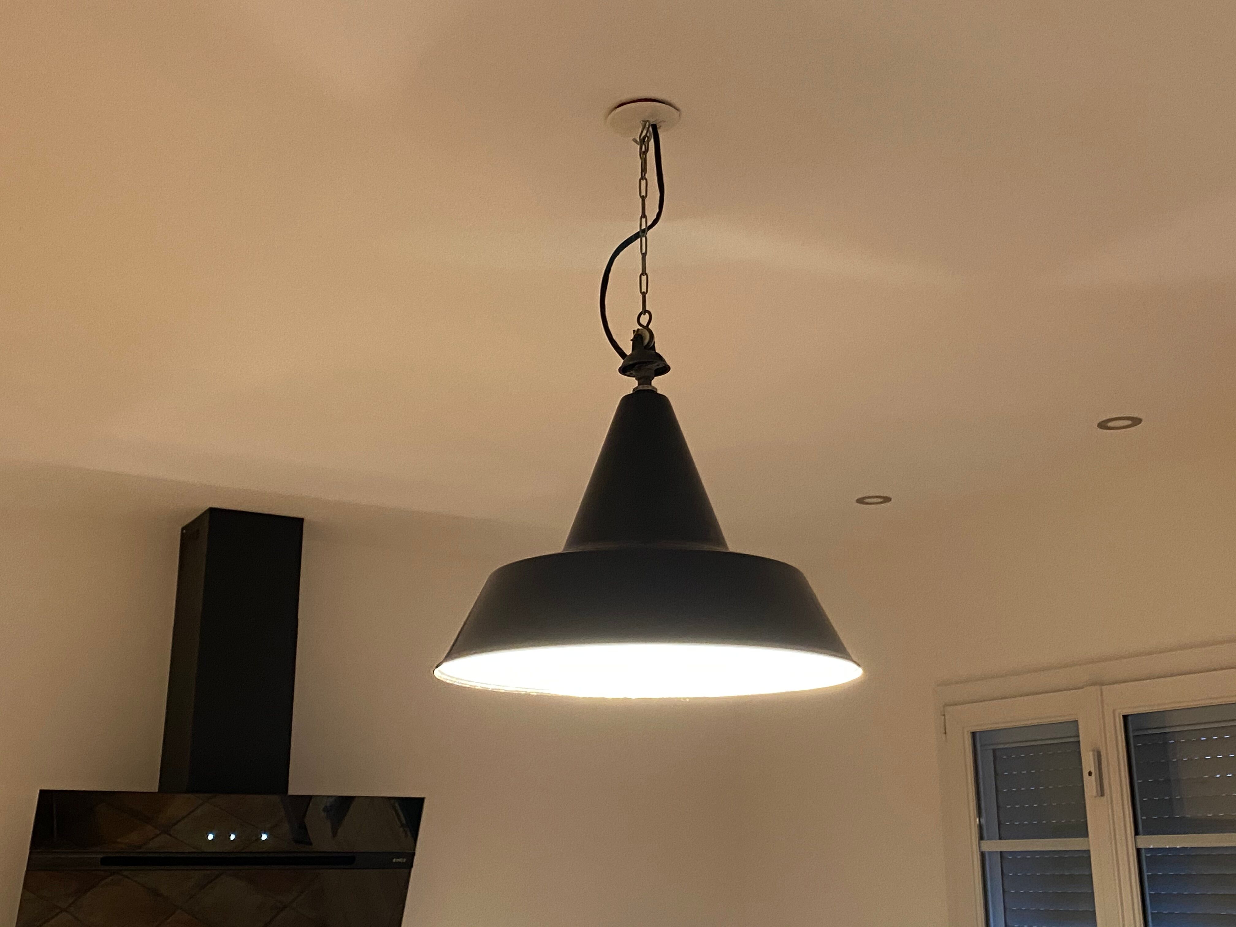 Suspension industrielle Mazda noire années 60