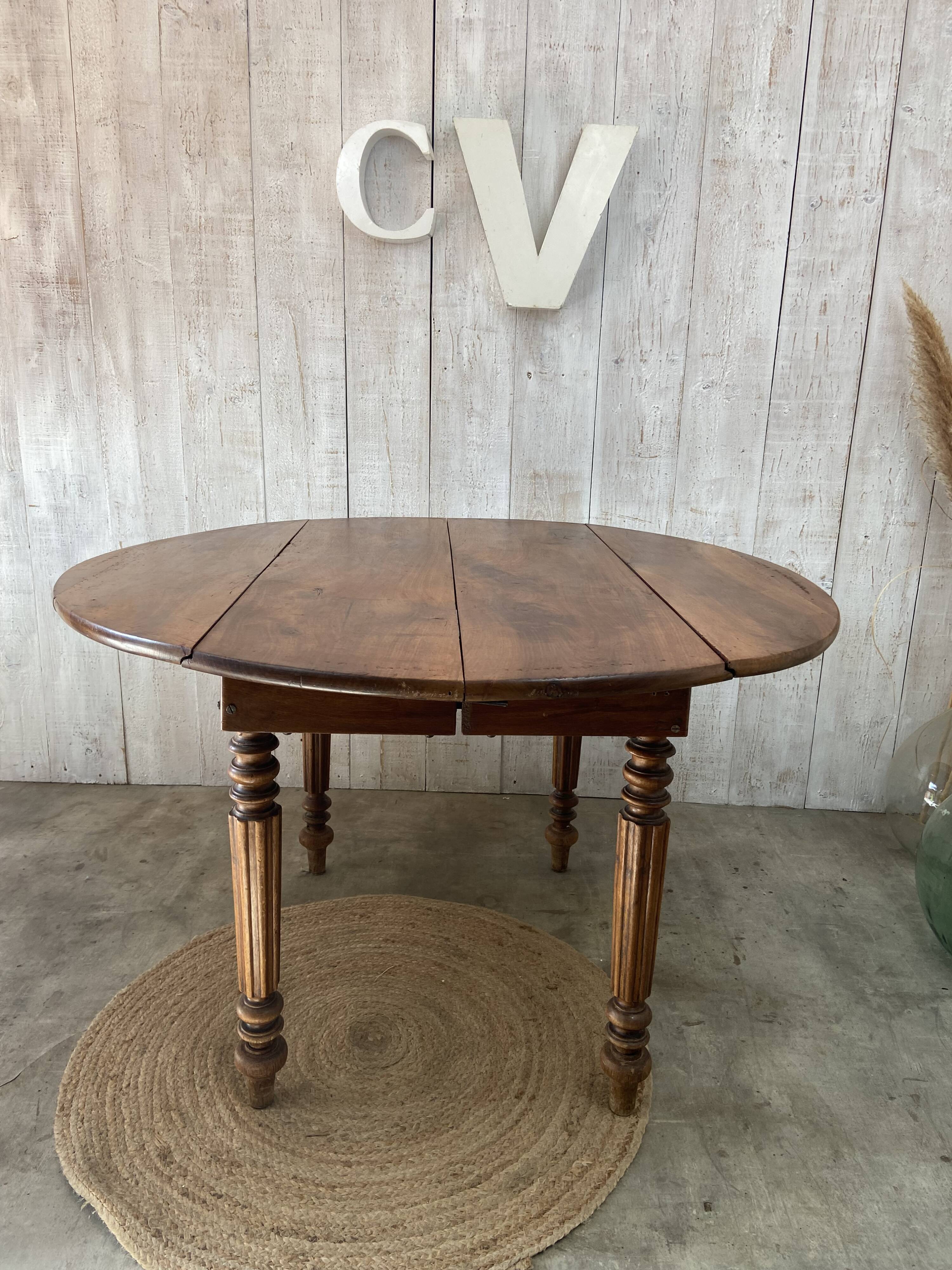 Extendable country table