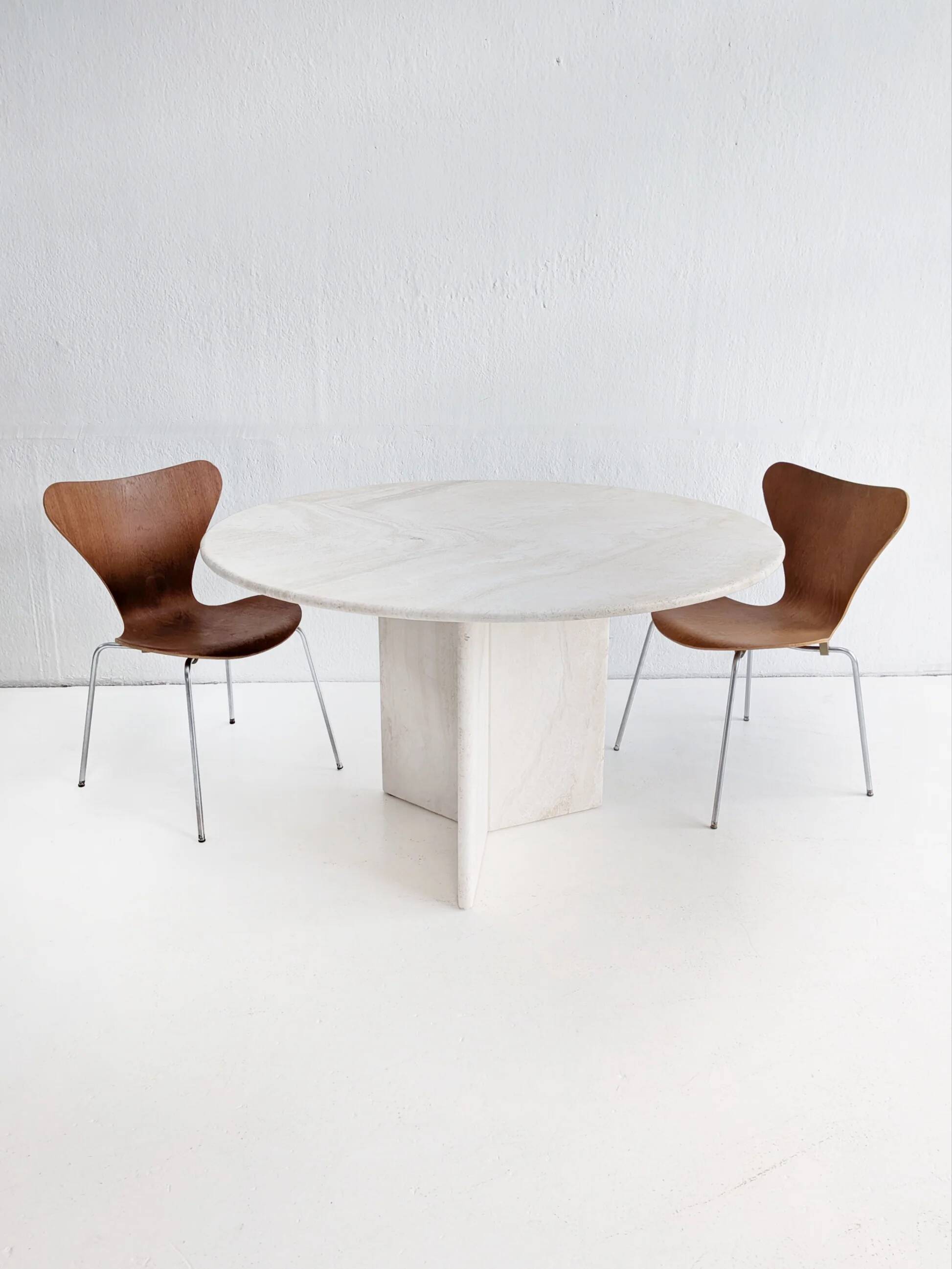 Round dining table in travertine from the 1980s.