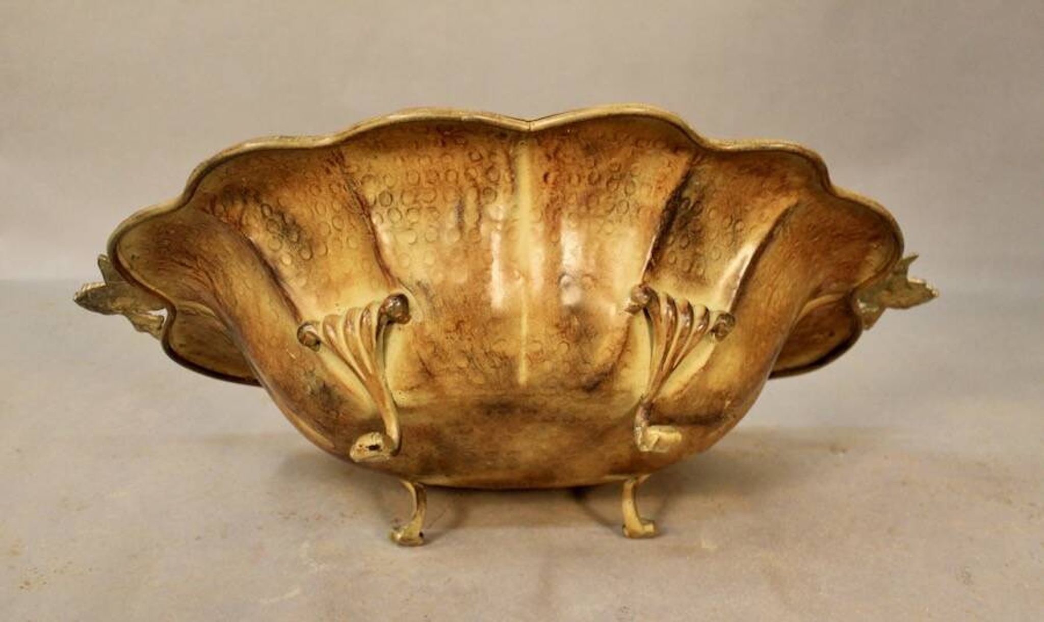 Coupe à fruits en tôle peinte mordorée en forme de coquillage