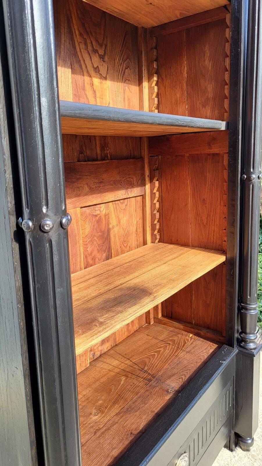 Monumental library with black two-tone oak.