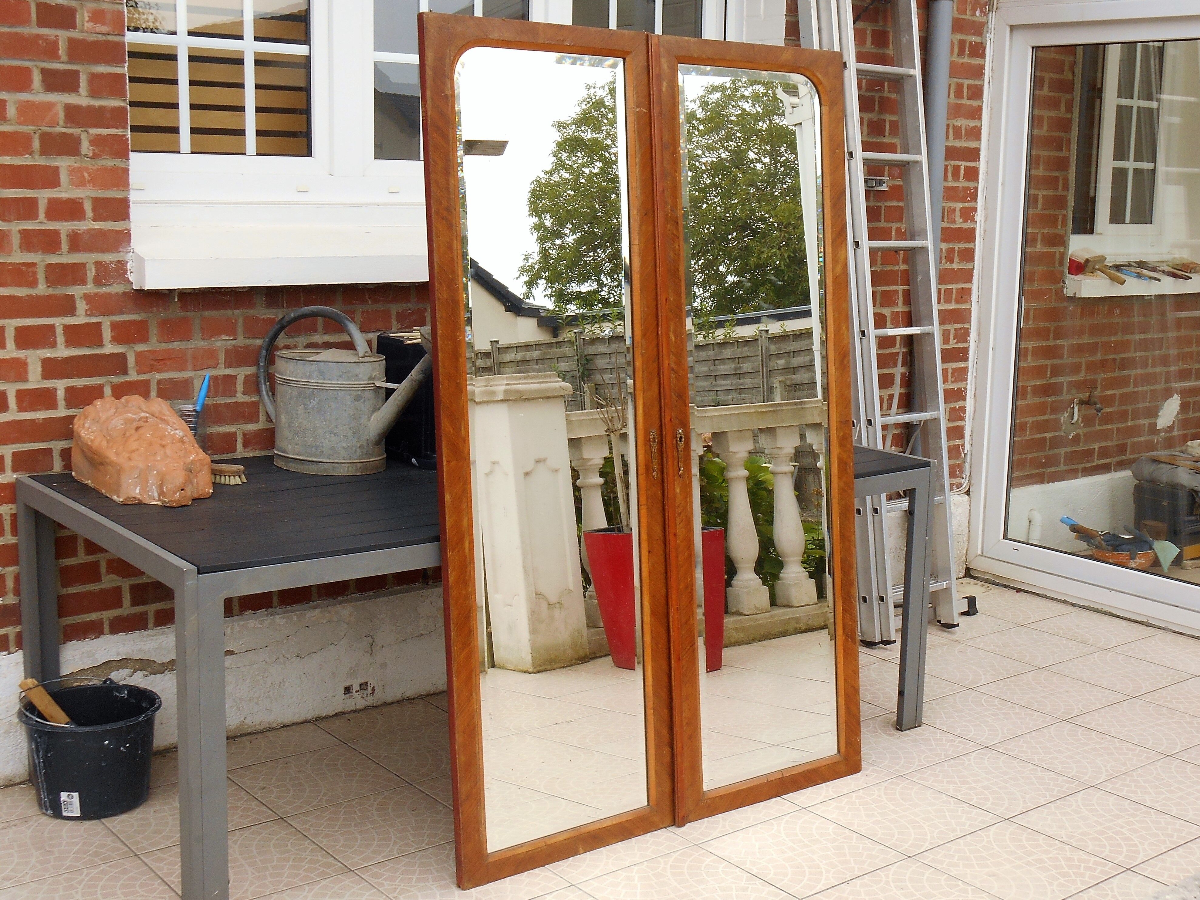 Paire de portes d'armoire ancienne avec miroirs biseautés