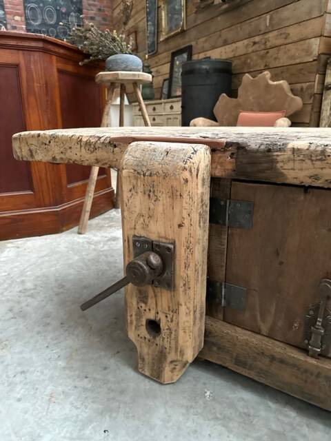 Huge workbench at the beginning of the 20th century transformed into a TV unit