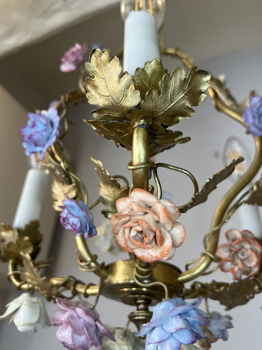 Flowered porcelain lamp
