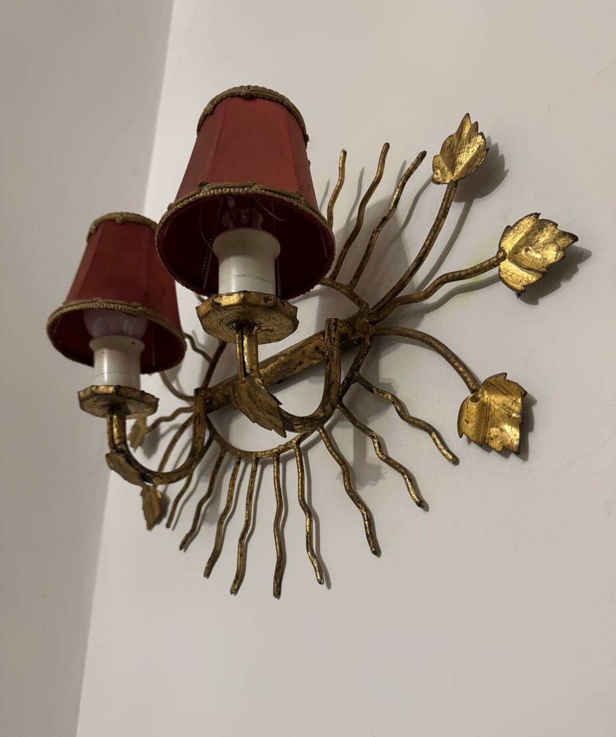 Applique soleil feuillage dorée années 60