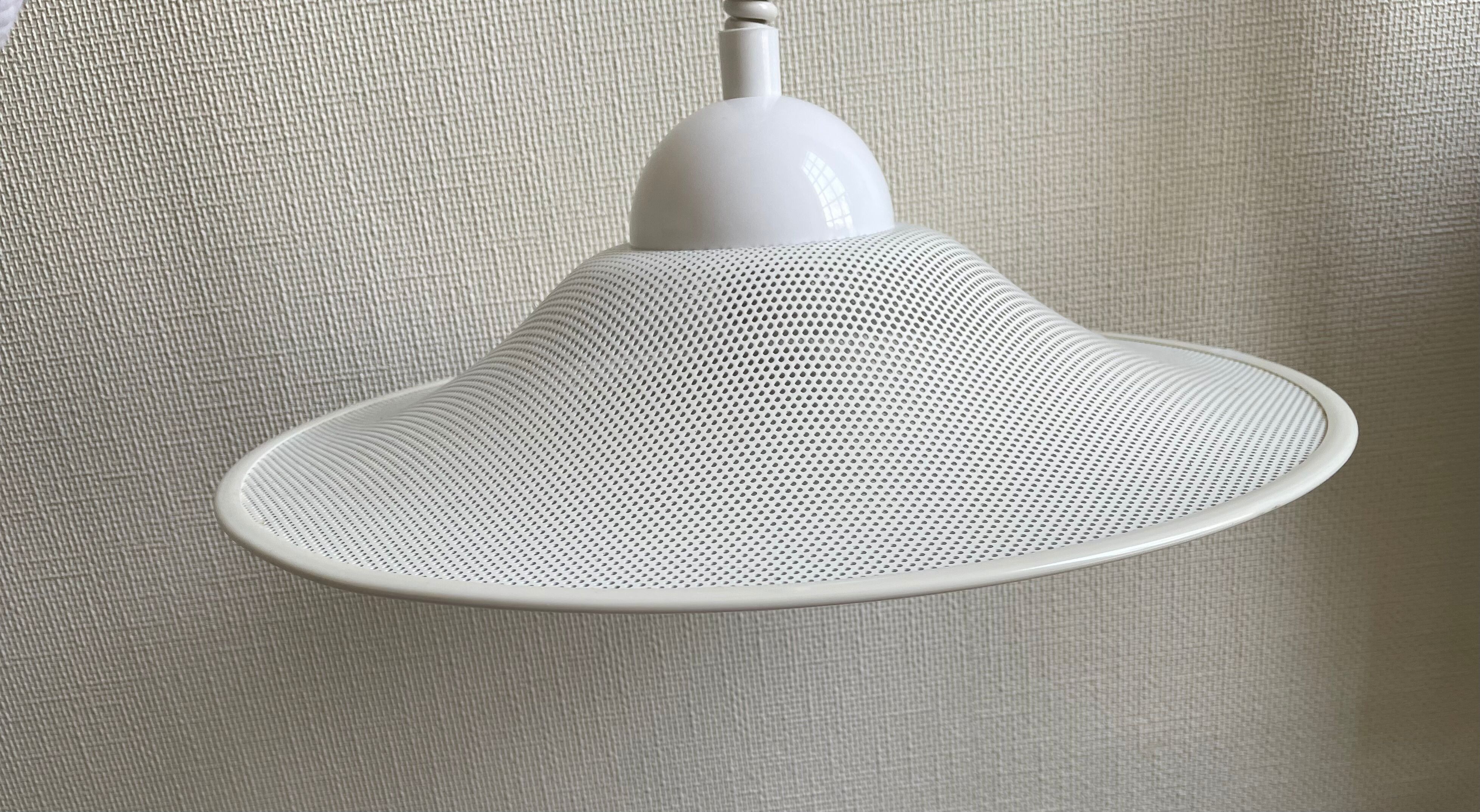 Suspension of the 80s in perforated white metal