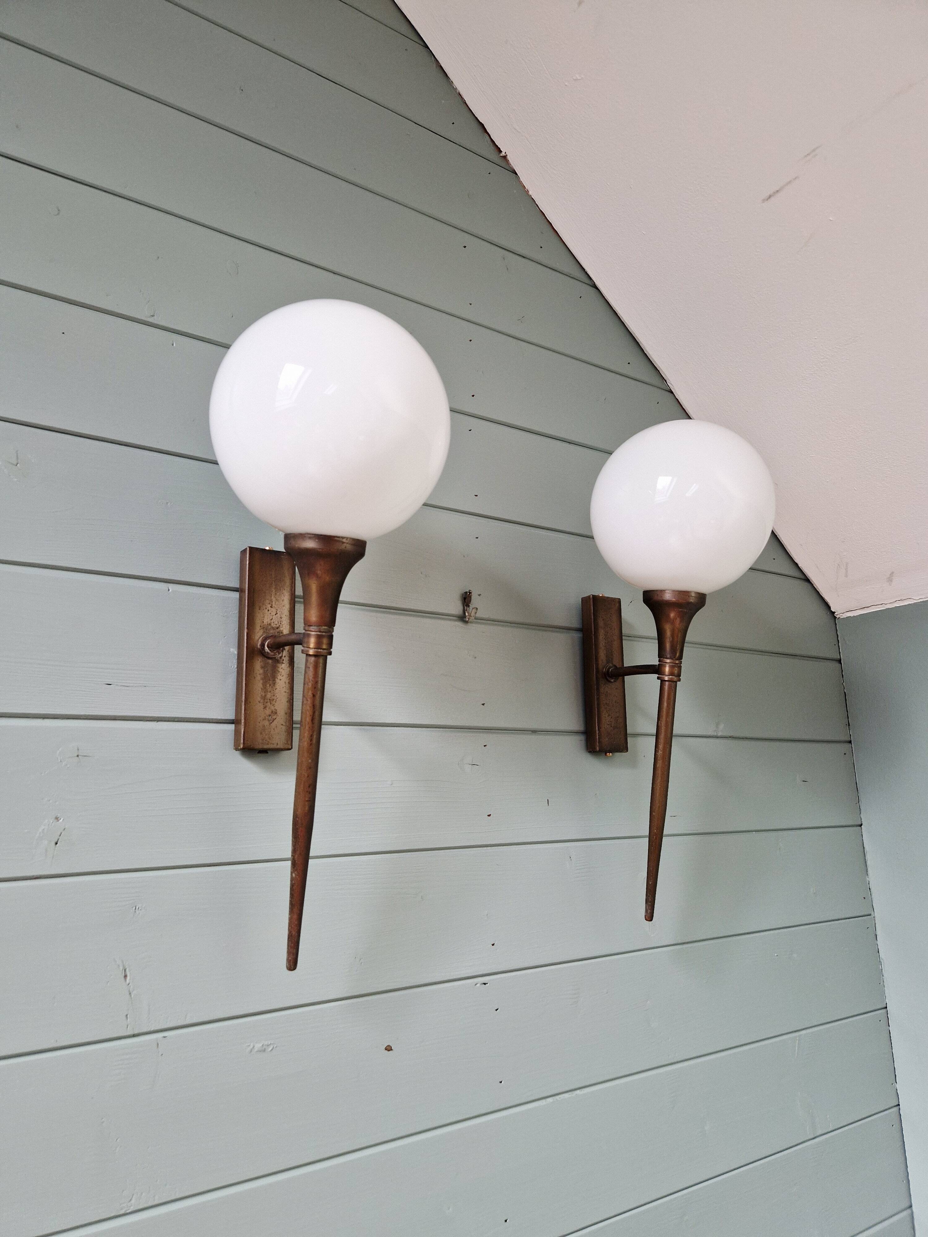 Pair of Art Deco wall sconces in brass and white opaline, 1930.