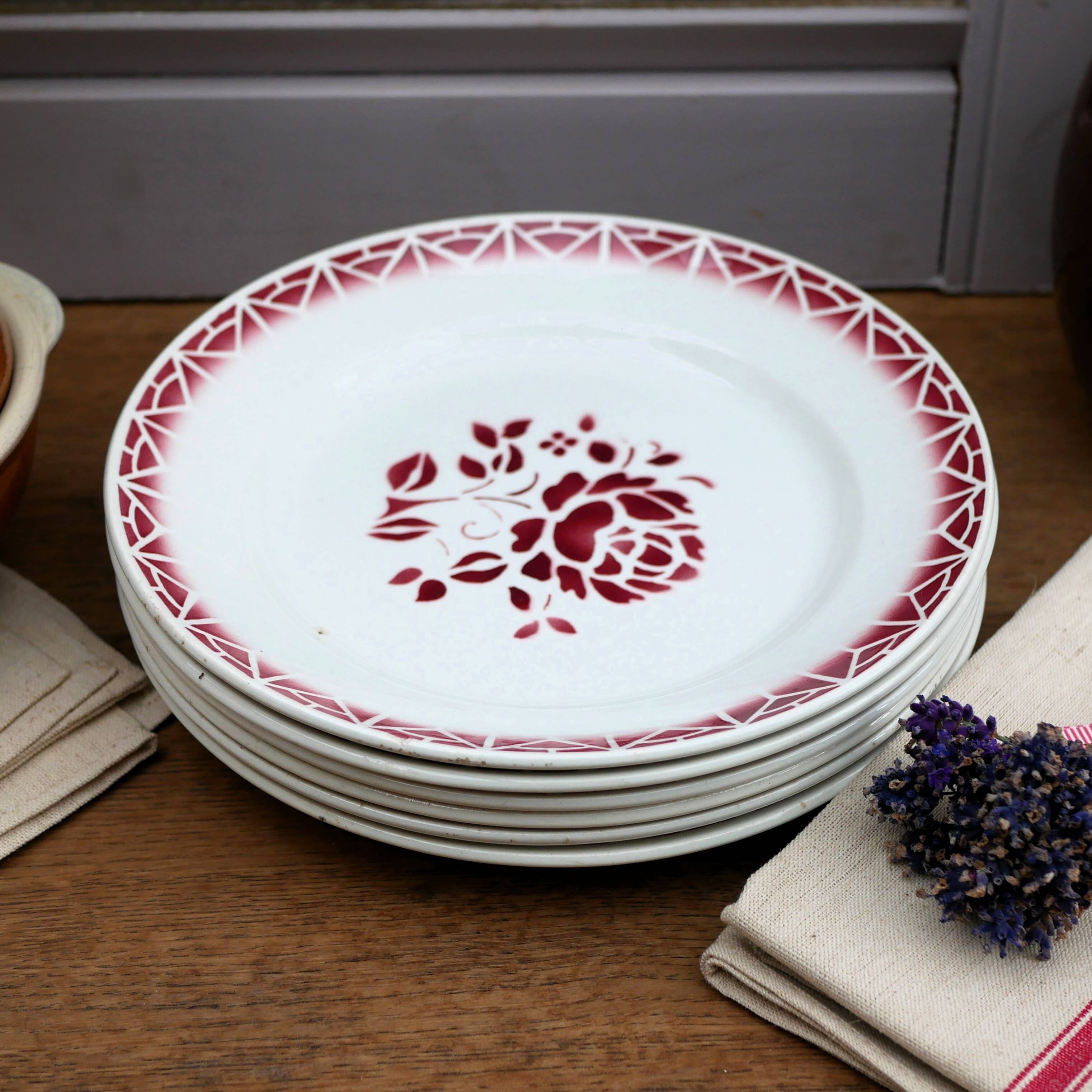 Ensemble de 6 assiettes Art Déco St Amand en grès rouge, motif "Nina"