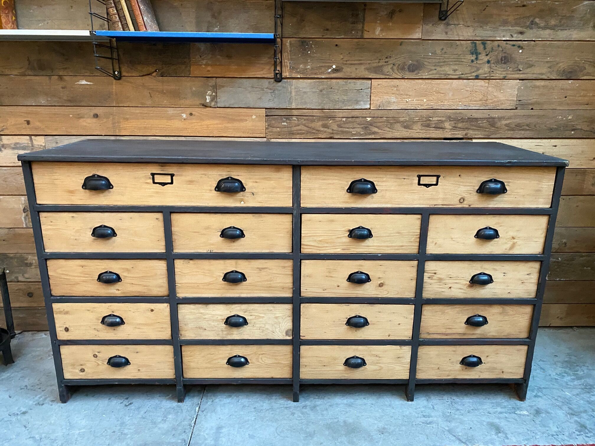 Trade cabinet with drawers