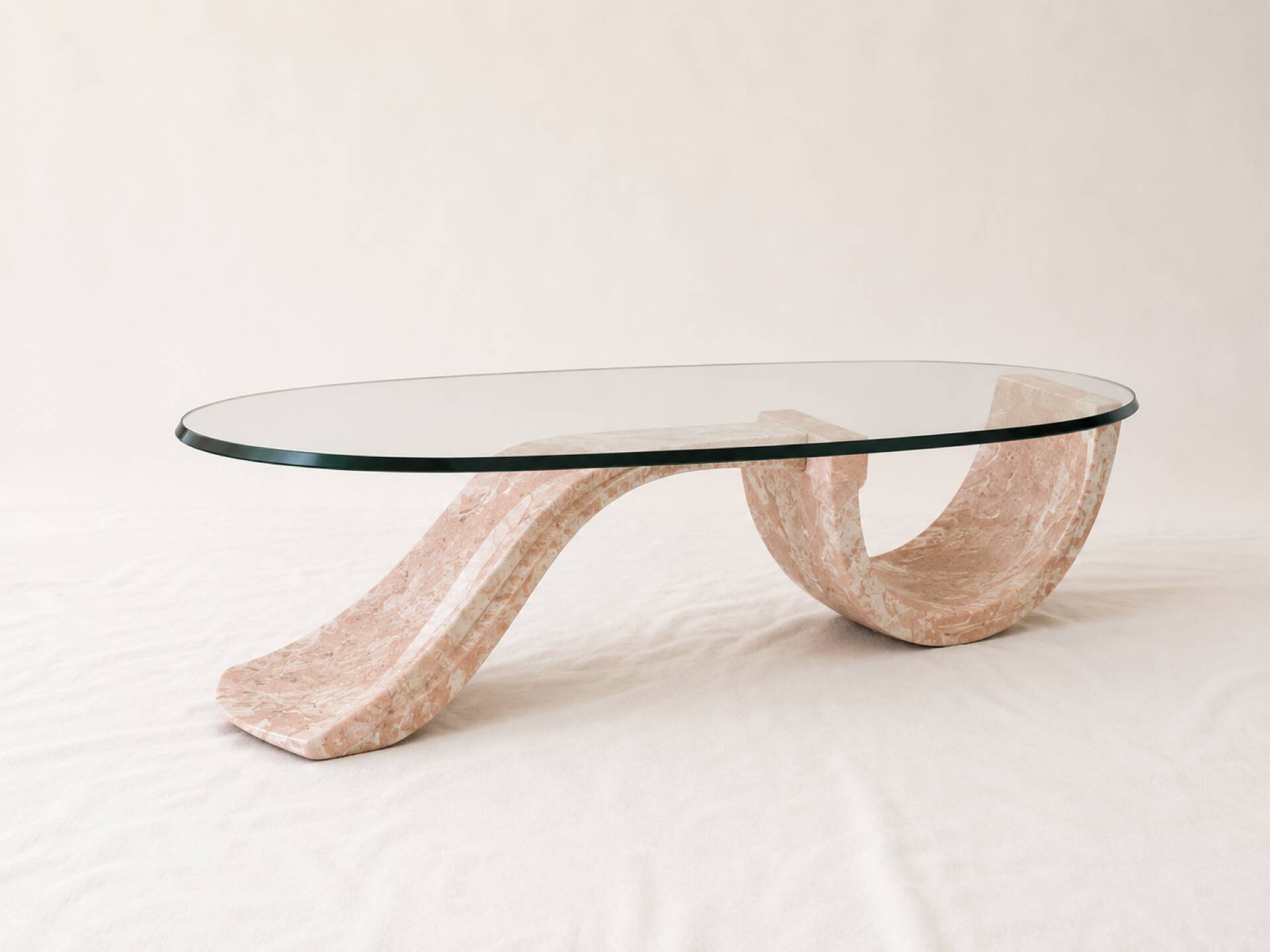 Sculptural coffee table in pink marble and glass, 1970s-80s.