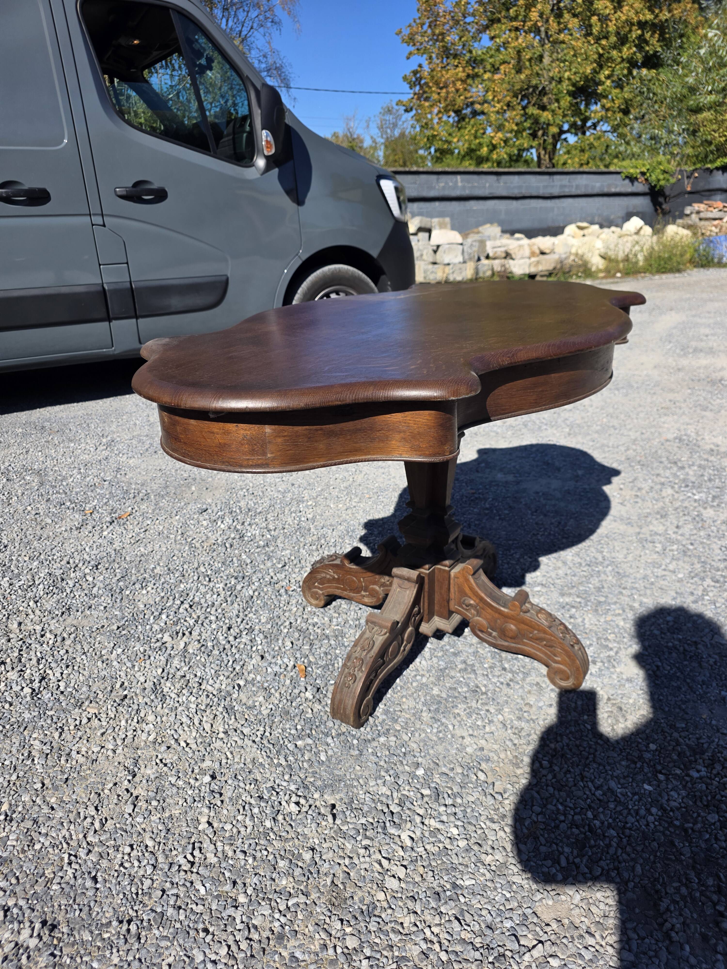 Antique round table in solid oak