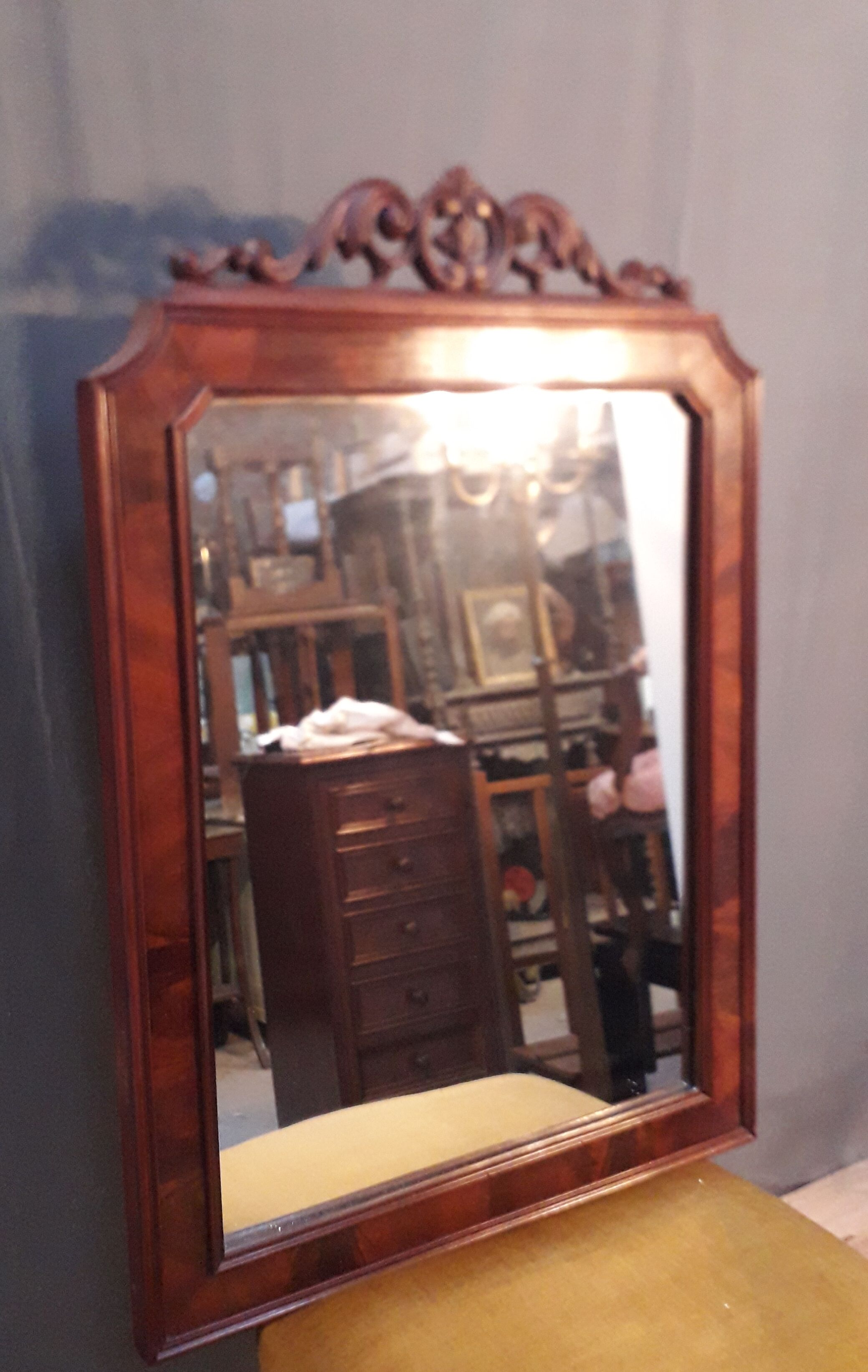 Miroir à fronton en acajou 62x86cm