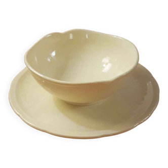 Gravy boat with old earthenware saucer Off-white Gien