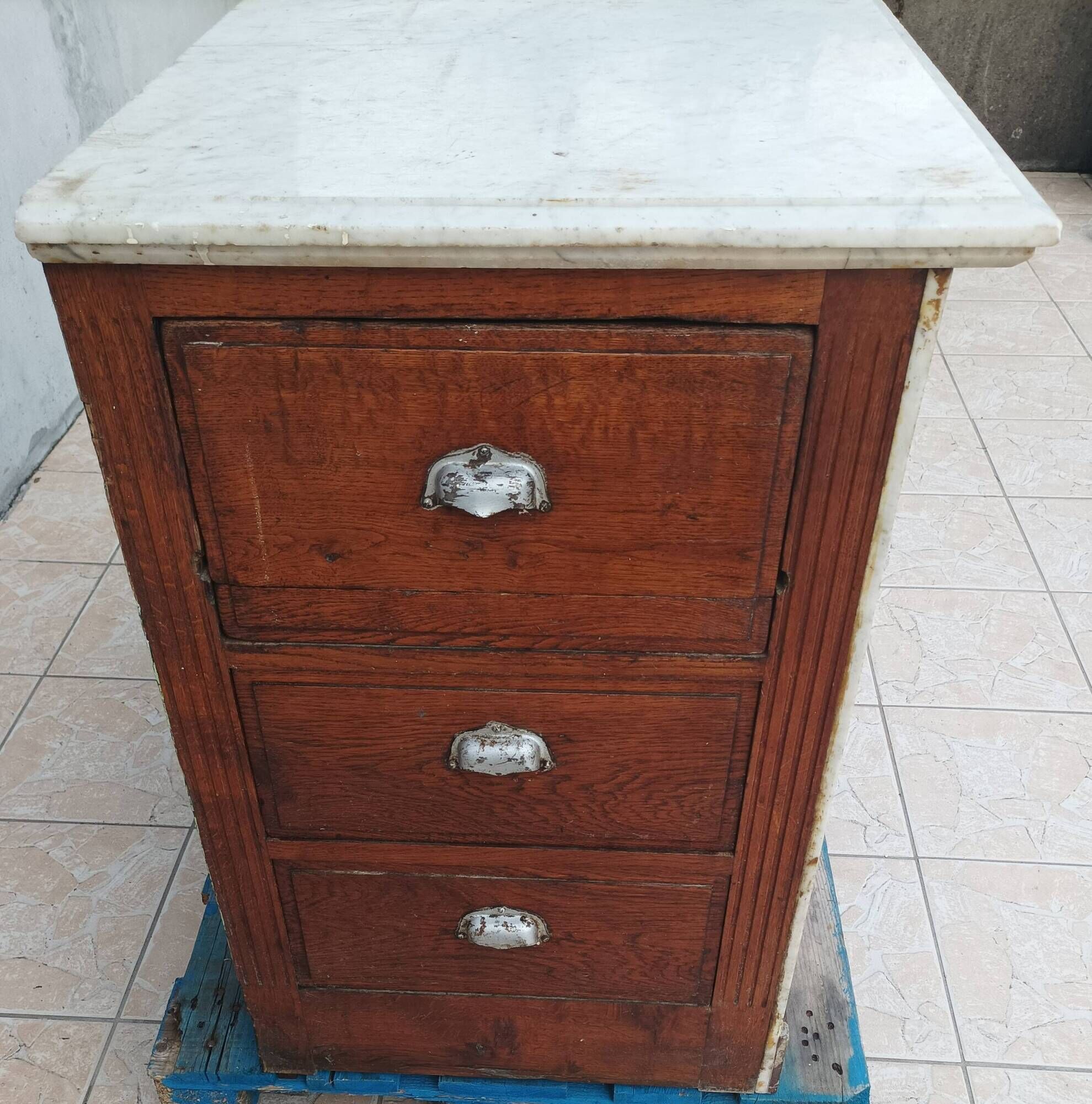 Central island shop counter in marble and oak, Art Deco period.
