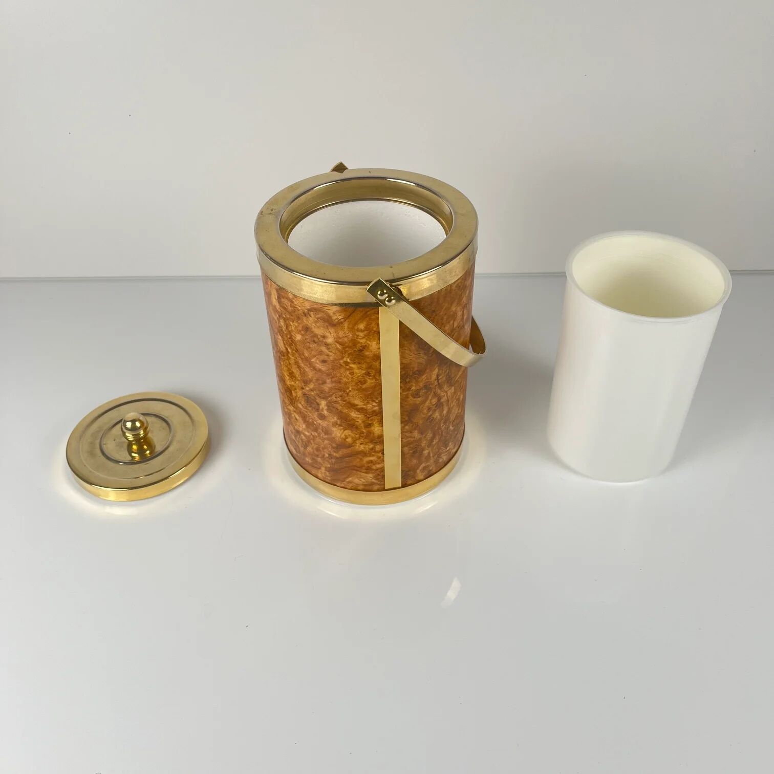 Vintage ice bucket in plastic with an elm burl effect, 1970.