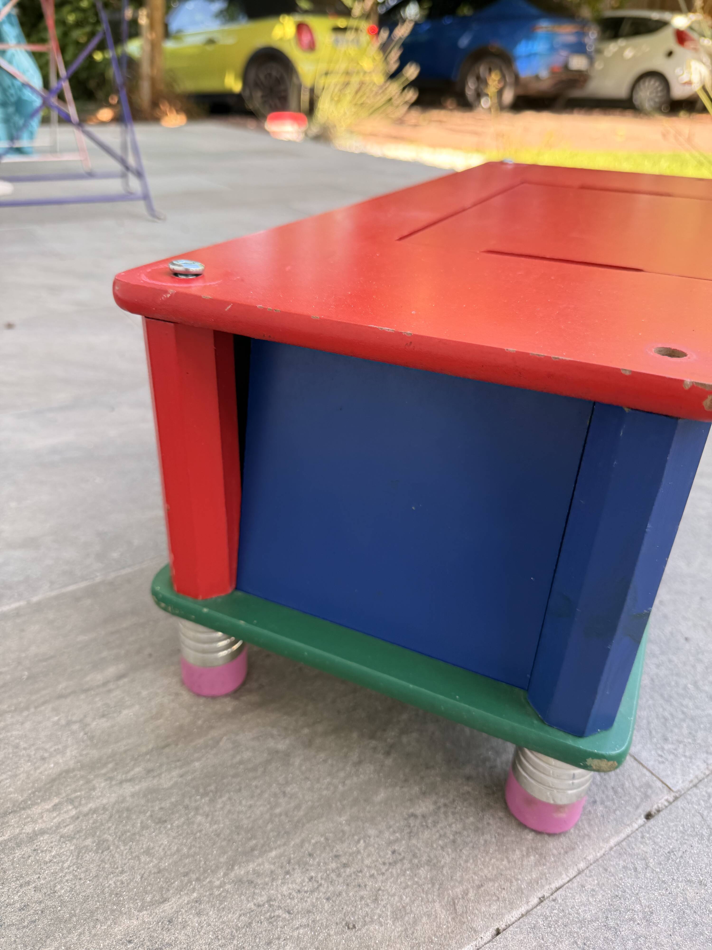 Banc-coffre années 80 Pierre Sala crayons