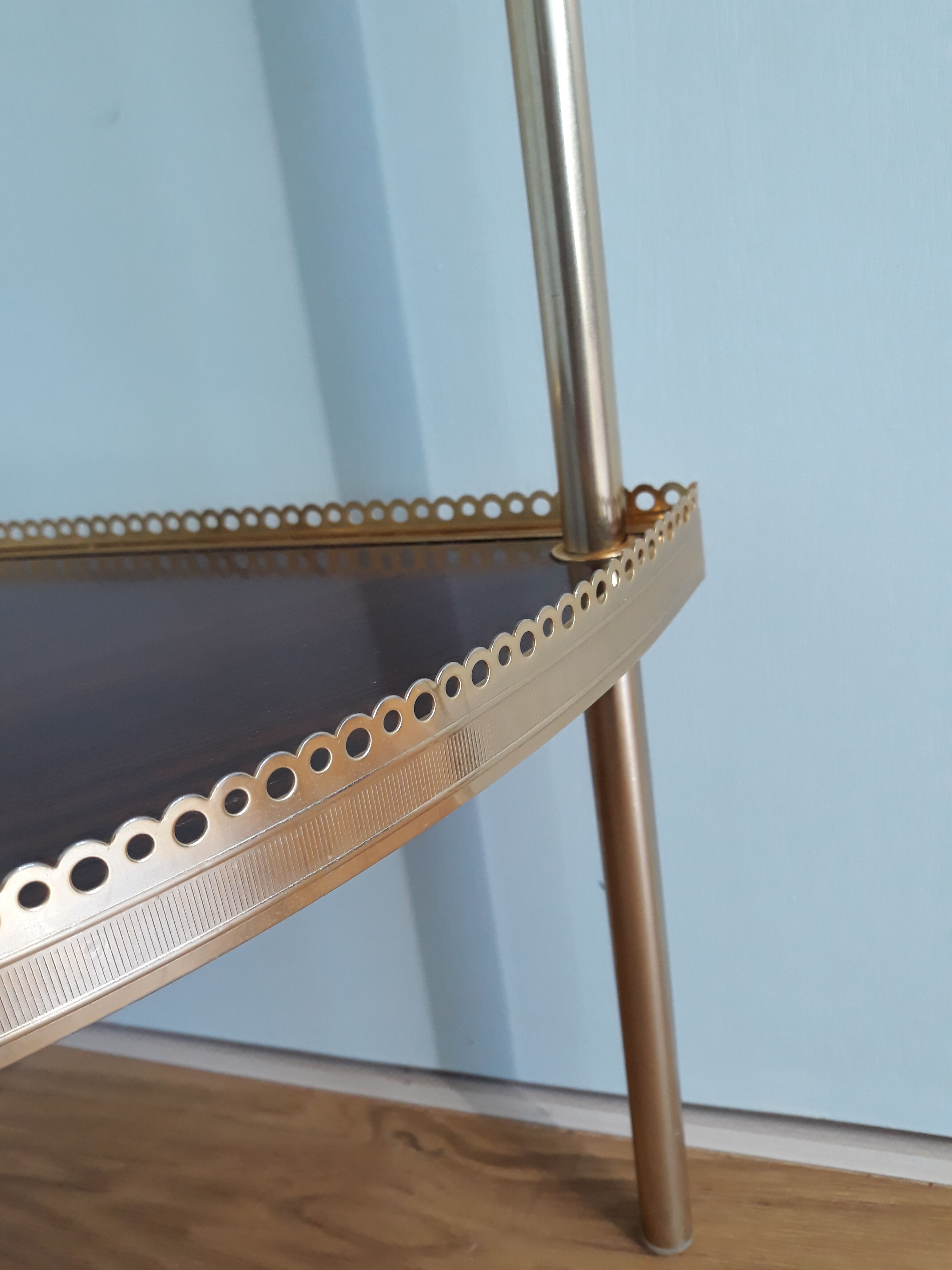 Shelf corner console notch in formica