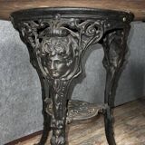 Gaskell Chambers in Nottingham: English pub pedestal table circa 1880