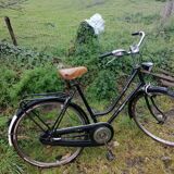 Velo hollandais batavus assise dos droittres confortable. 3 vitesses integrer dans moyeu