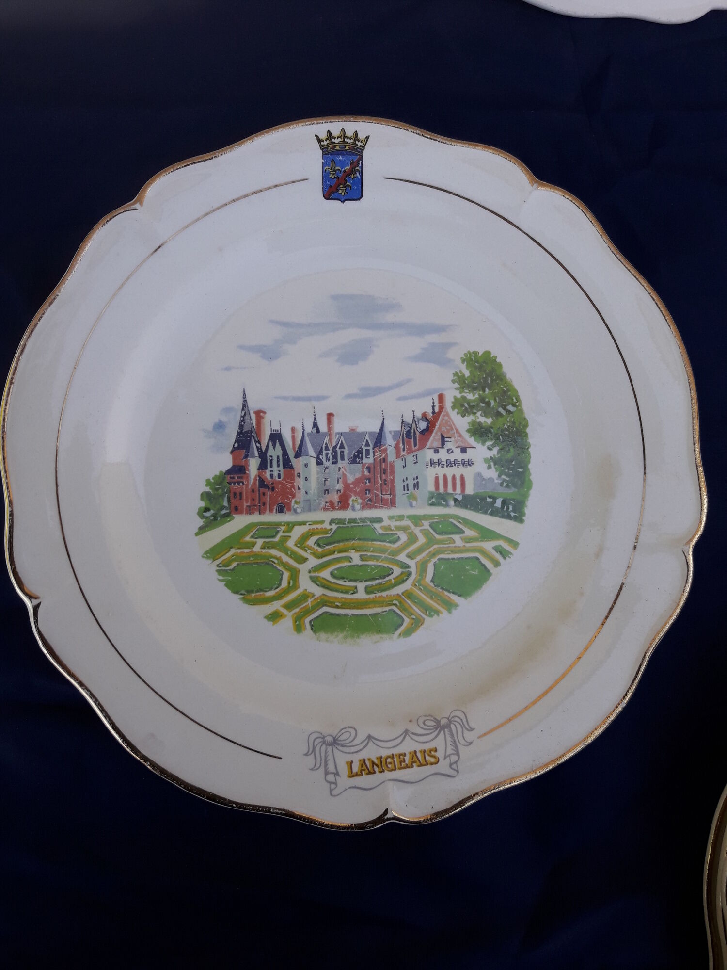11 plates of earthenware from Gien model Châteaux de la Loire ar 22 cmmoiries diam