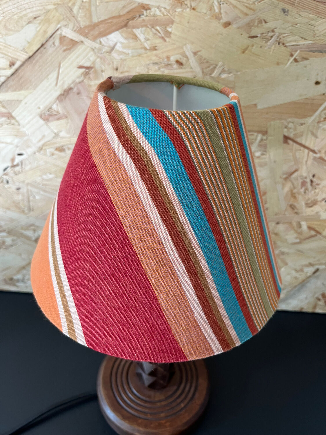 Lampe en bois sculpté avec abat jour