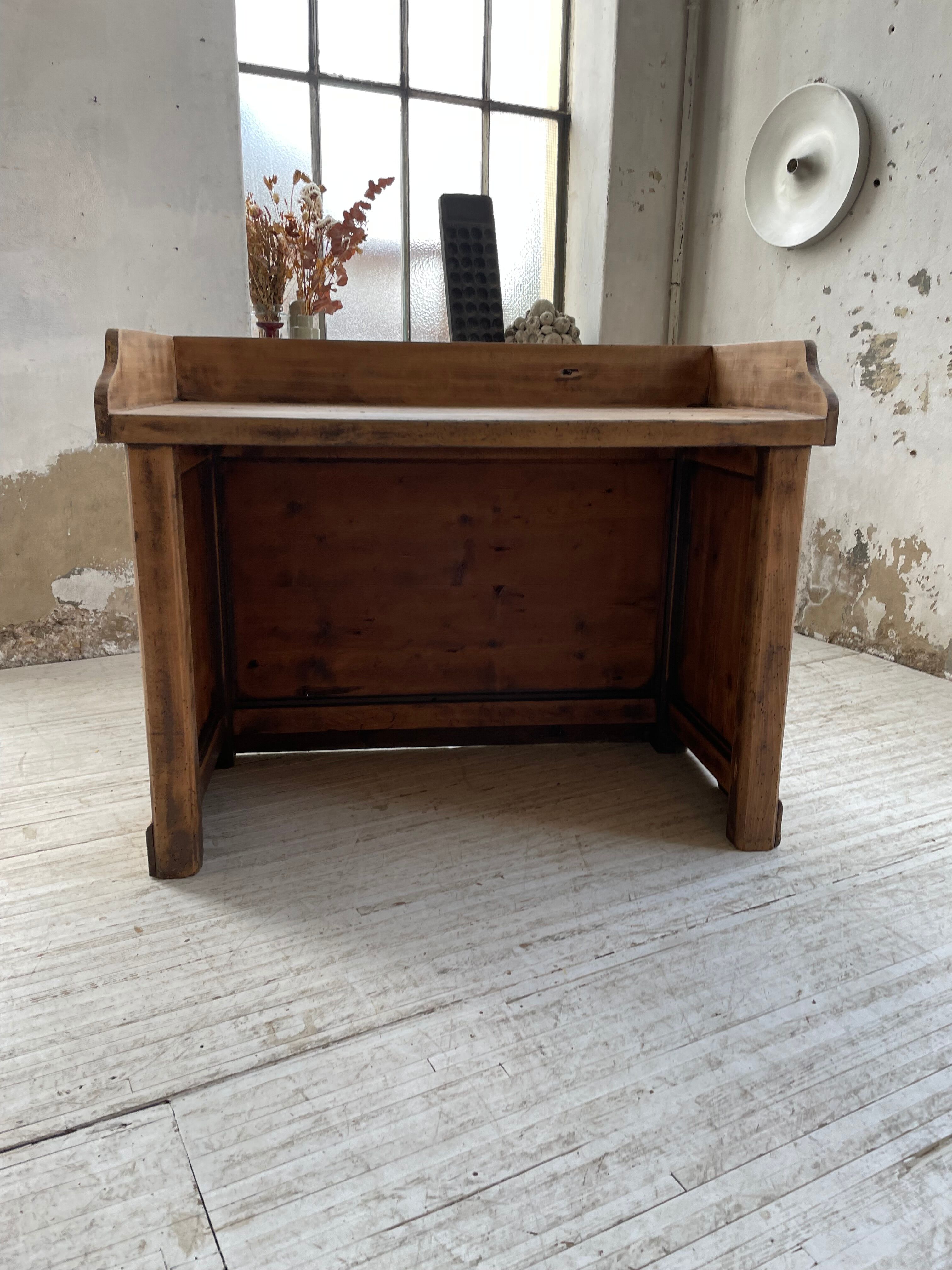 Trading counter central island pine