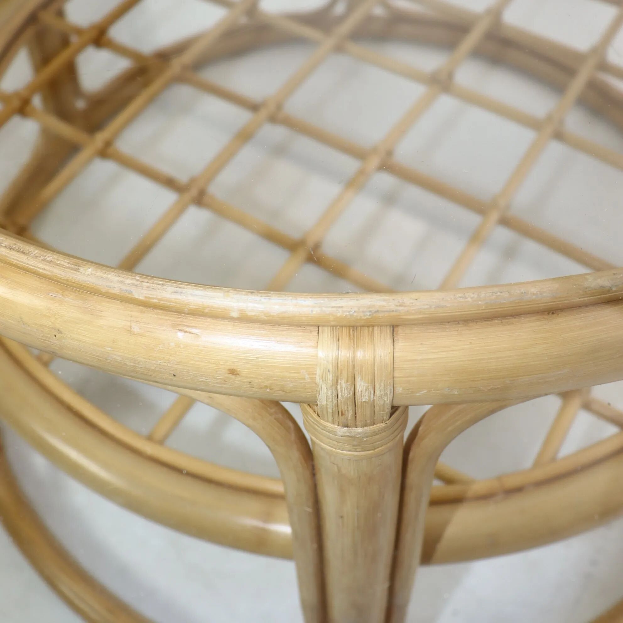 Table en osier et plateau en verre