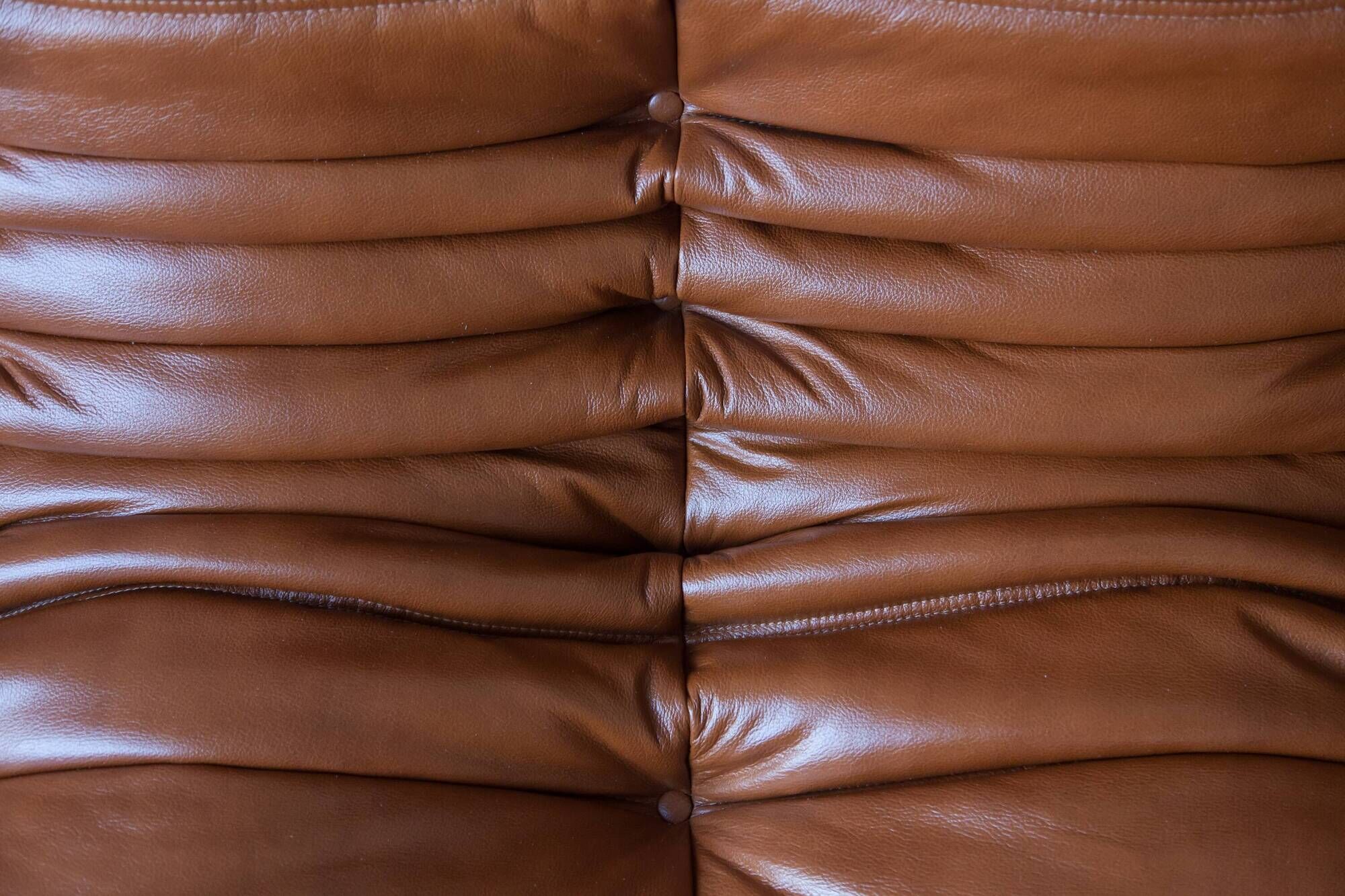 Ensemble Togo de canapé 2 places, fauteuil et pouf en cuir marron whiskey.