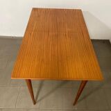 Extendable dining table