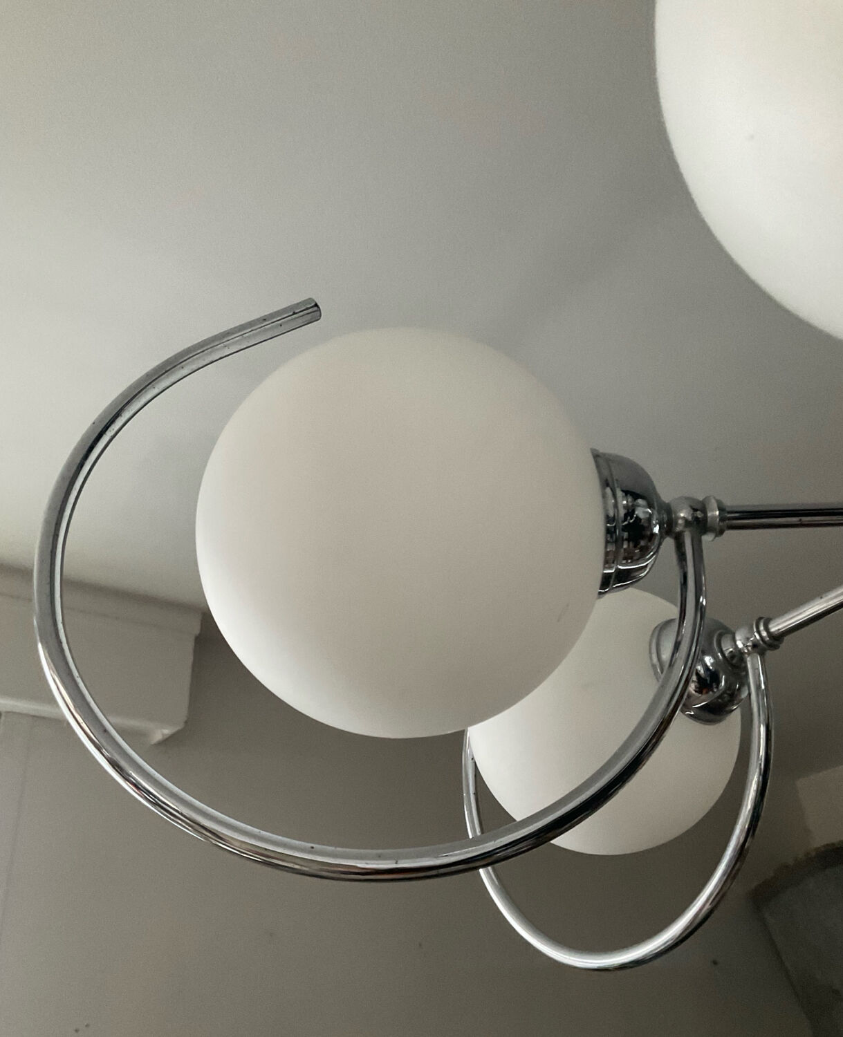 Art Deco chandelier with 6 lights in opaline glass and chrome metal.