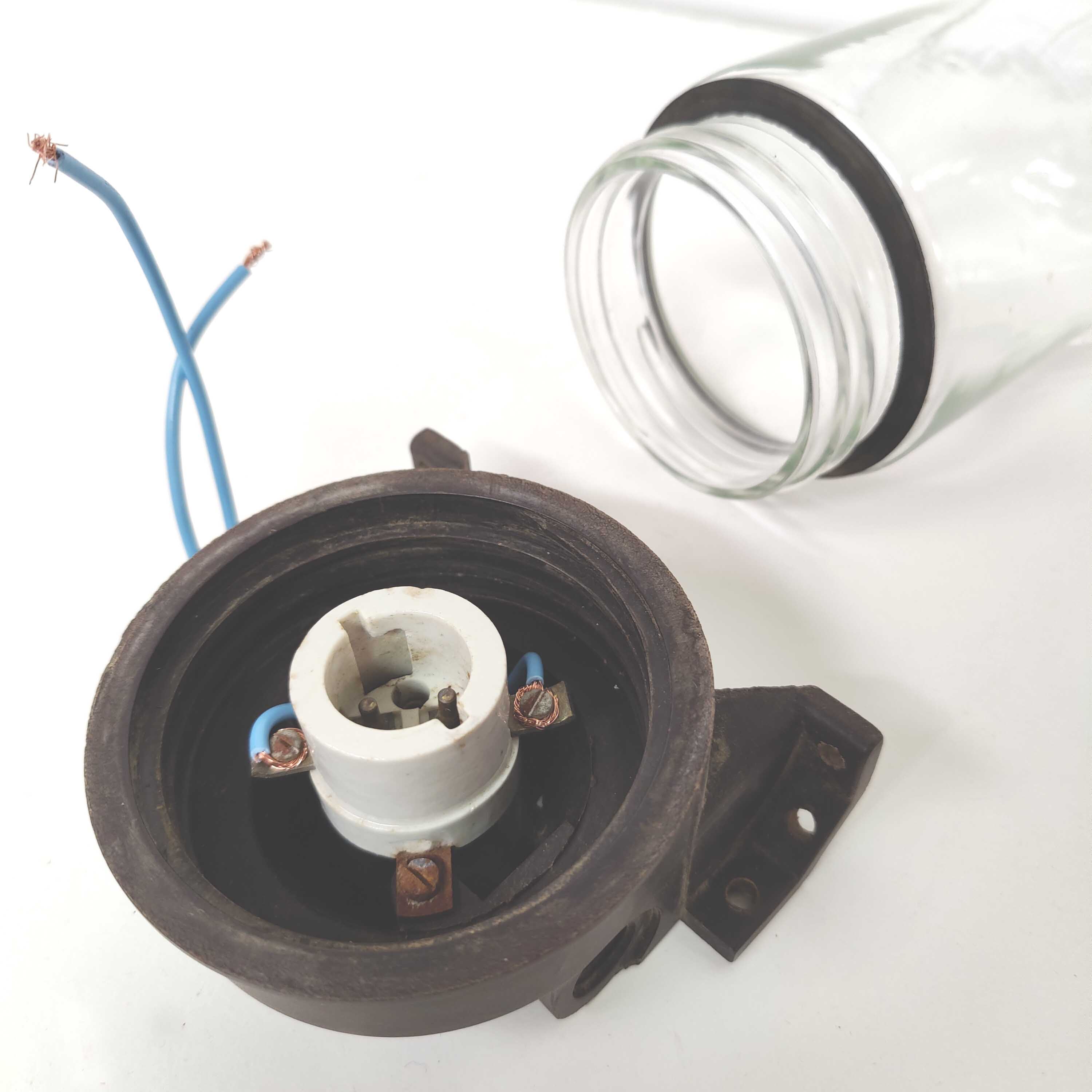 Applique globe en verre et bakélite industriel