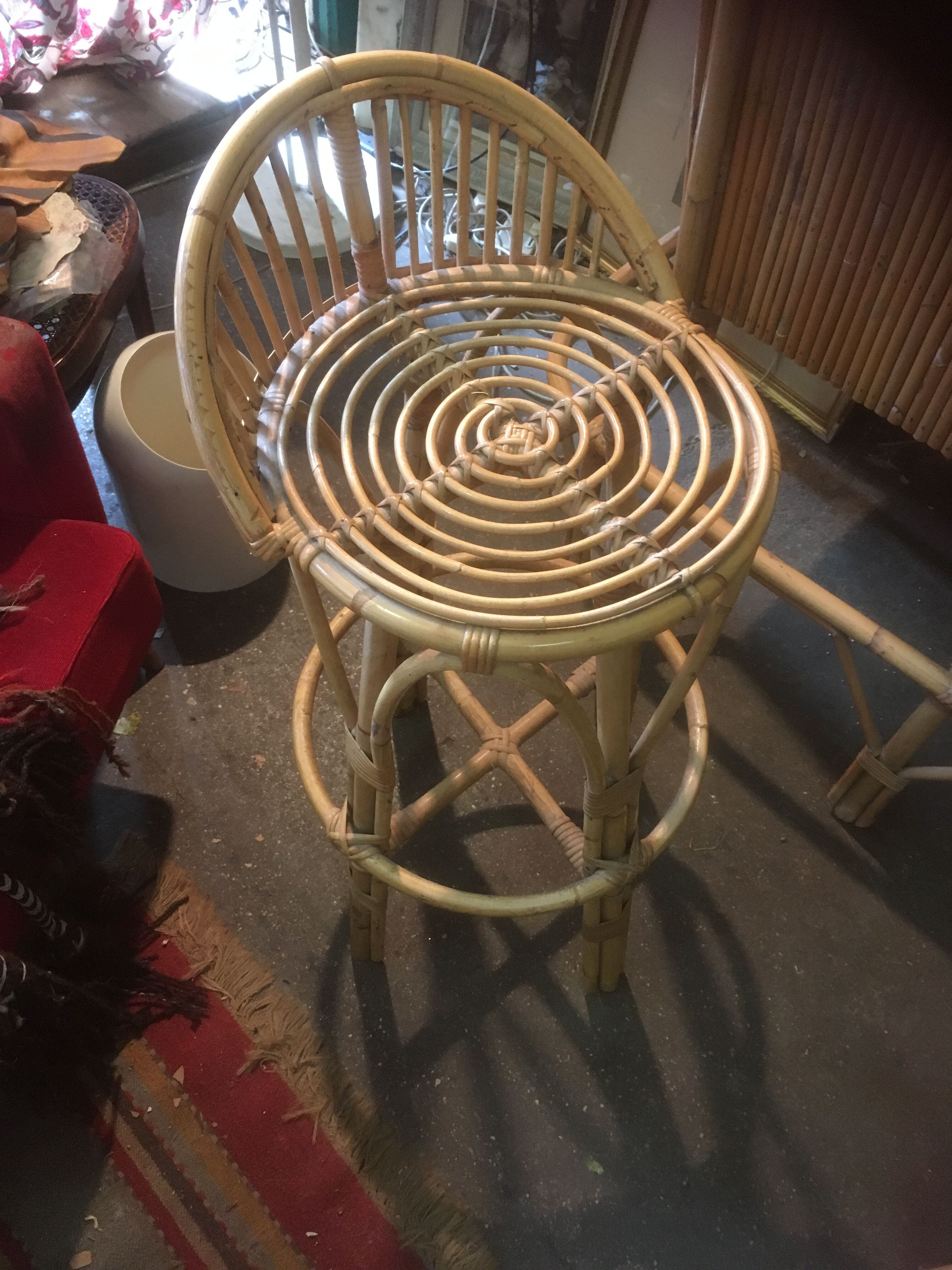 Ensemble bar en rotin bambou et ses 2 tabourets