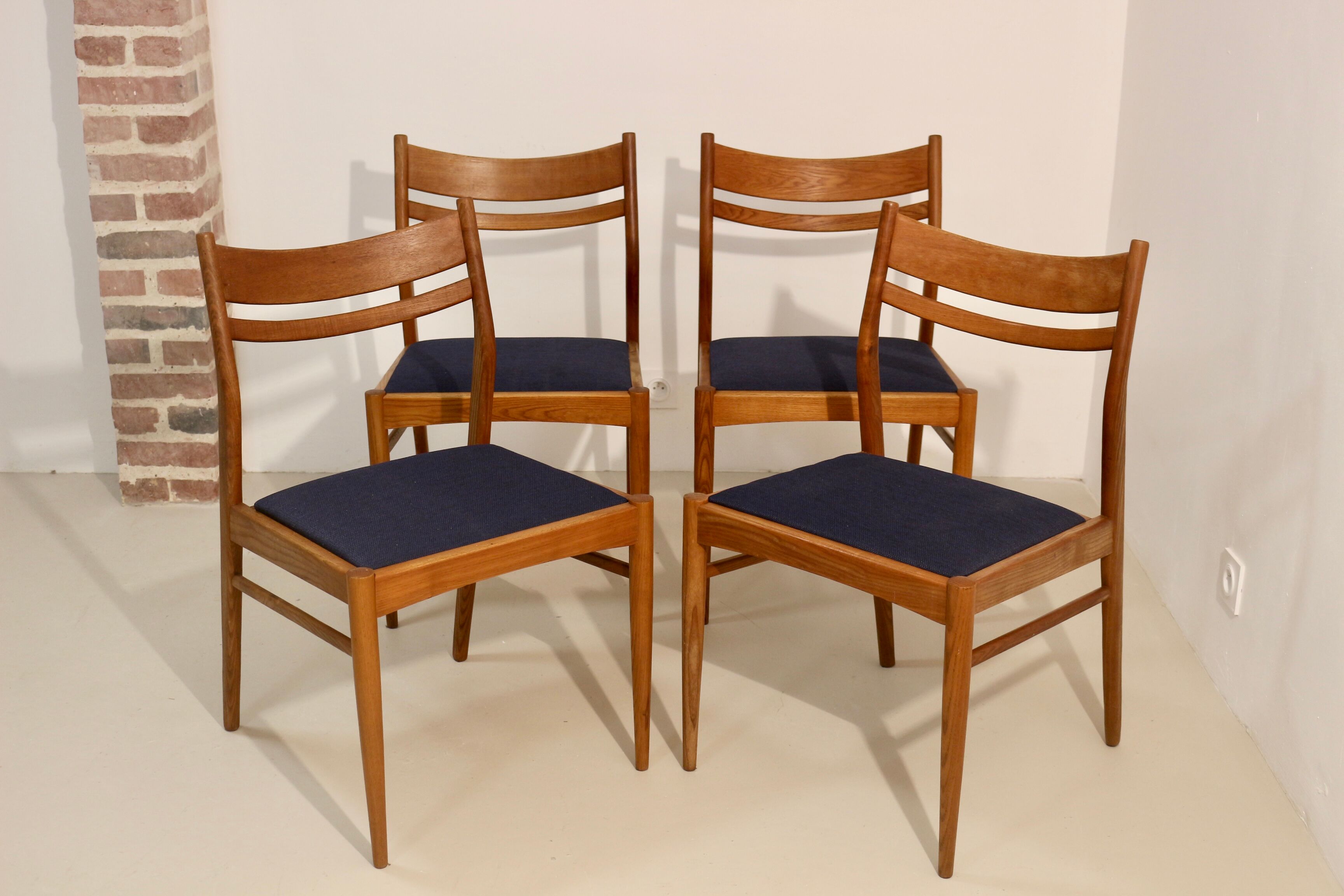 Lot de 4 chaises vintage scandinaves en chêne année 60  Ref. Marcel.