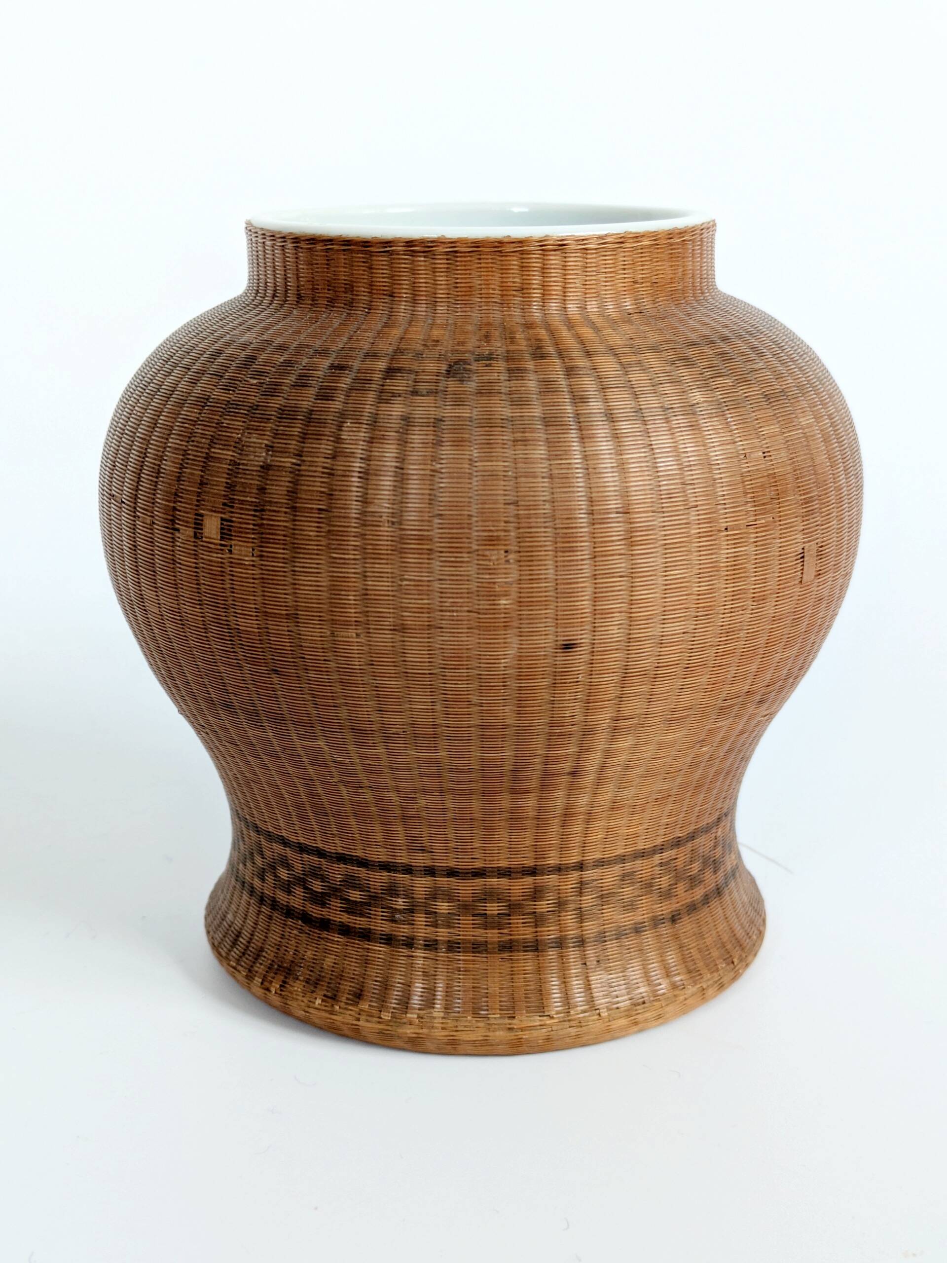 Pair of vintage Chinese vases in porcelain and woven bamboo.