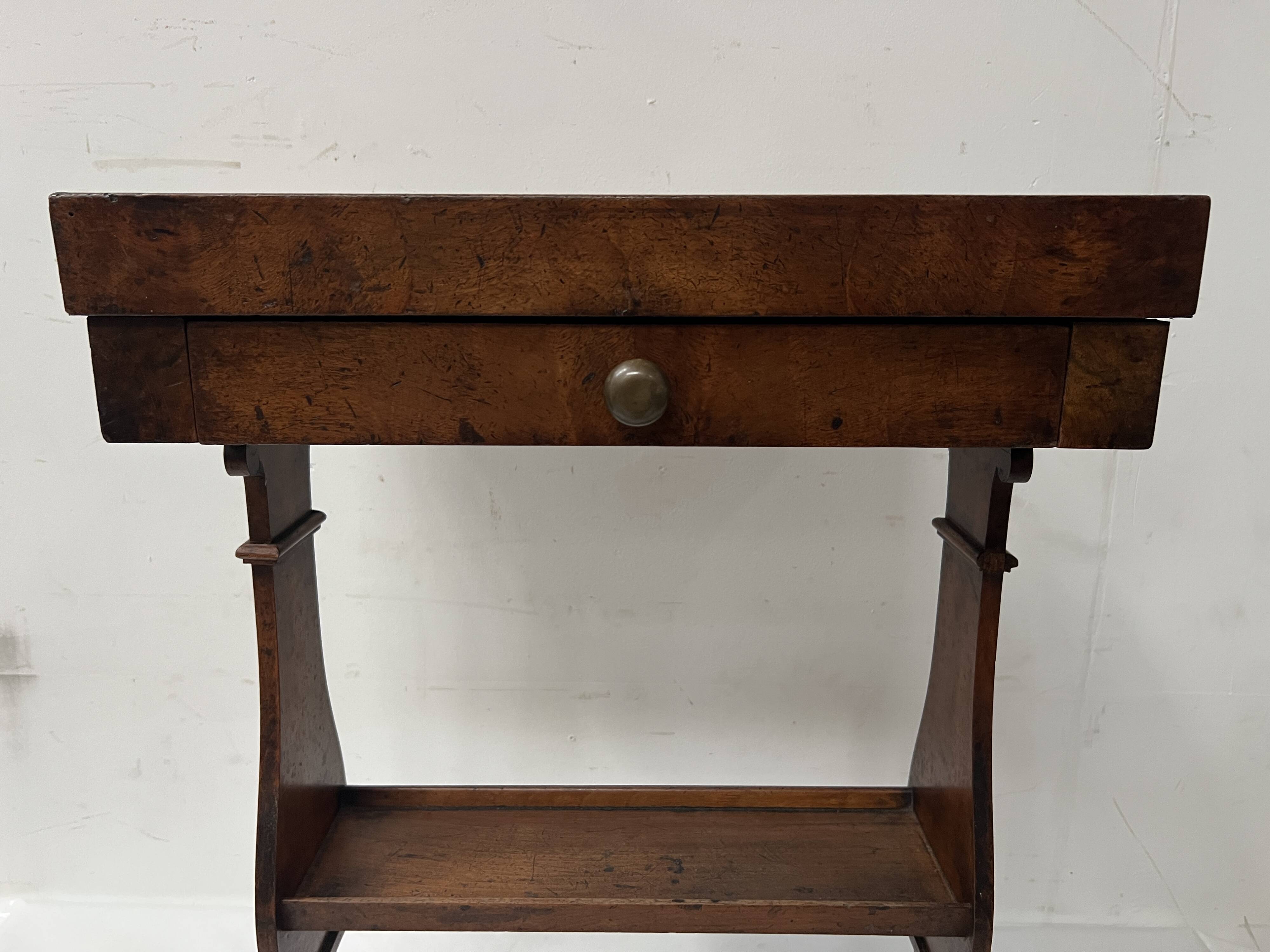 Directoire period work table in solid walnut, 19th century.
