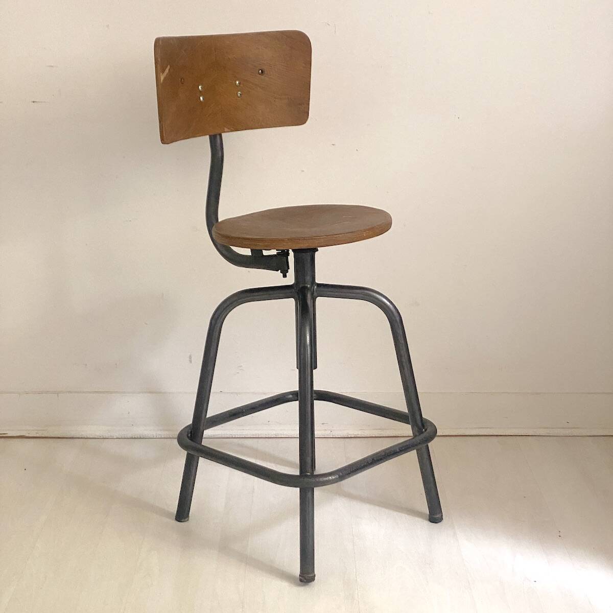 Industrial high stool, adjustable height
