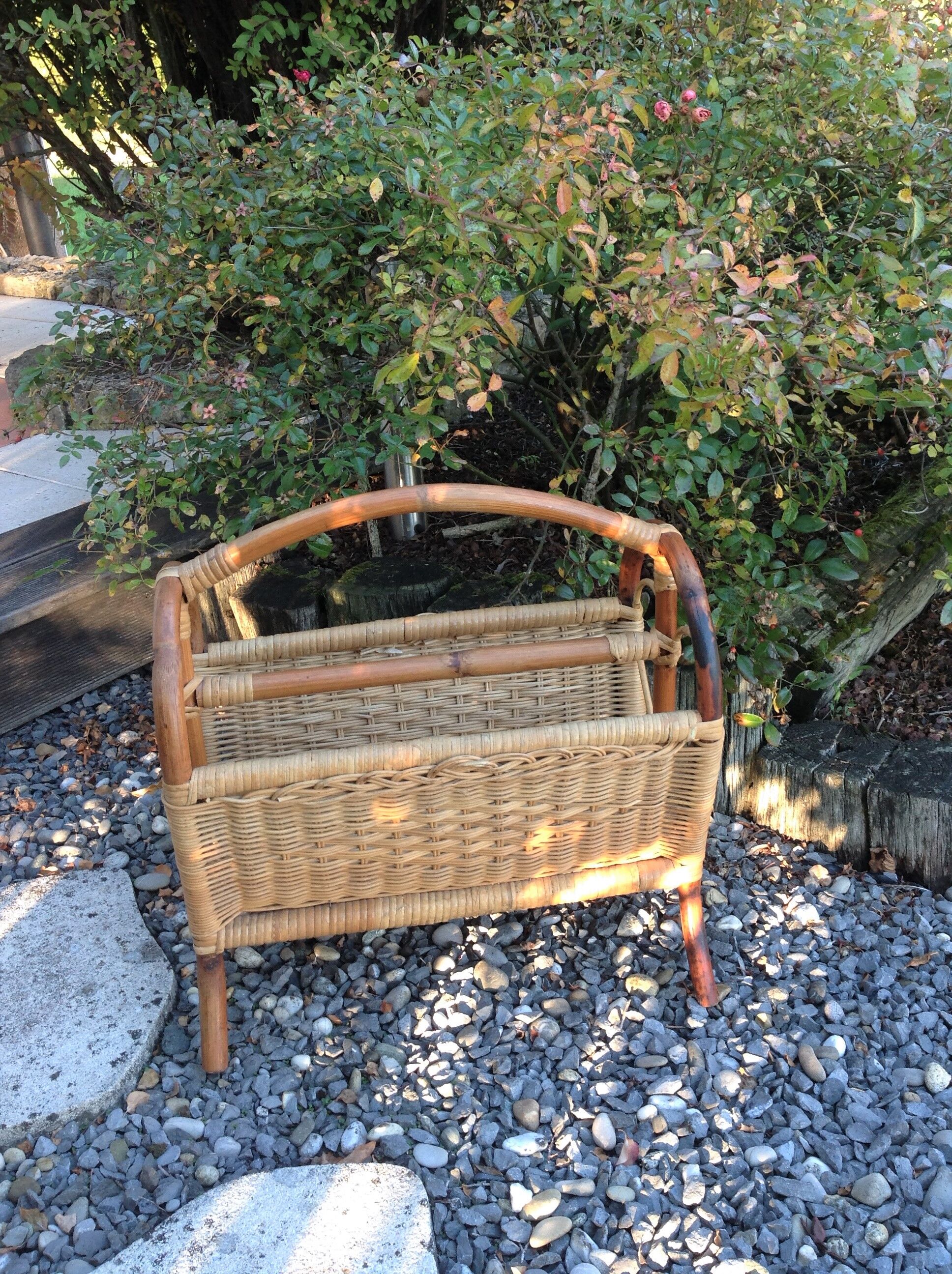 Magazine holder in rattan and braided wicker / vintage 60s-70s